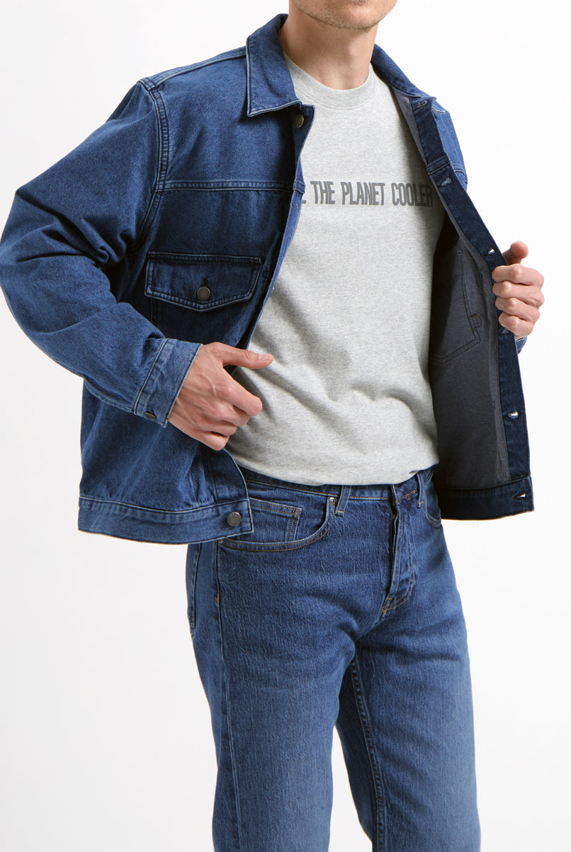 Sustainable MUD Jeans in beige, crafted from ethical materials, featuring a classic fit, paired with a casual gray T-shirt.