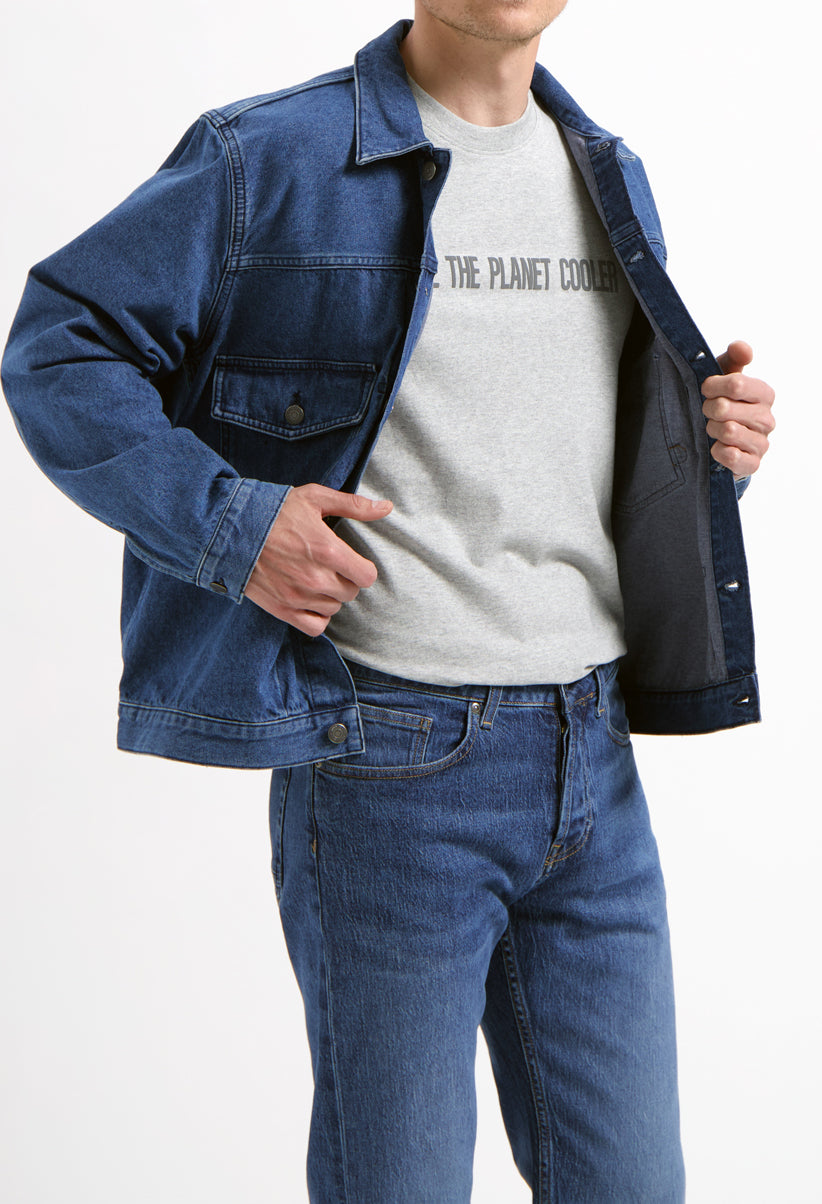 Sustainable MUD Jeans in beige, crafted from ethical materials, featuring a classic fit, paired with a casual gray T-shirt.