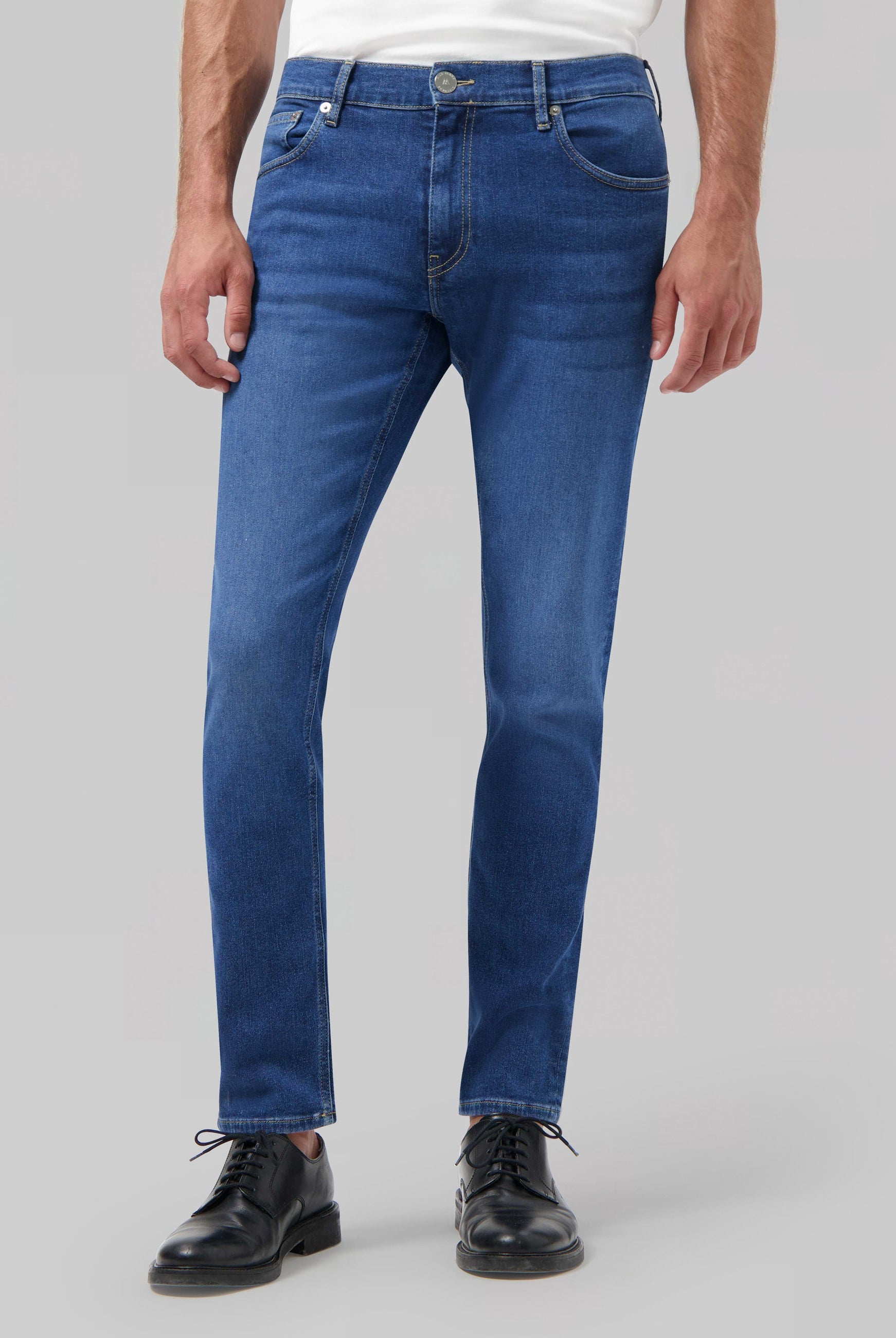 Sustainable MUD Jeans featuring dark blue denim, crafted from organic cotton with ethical production practices.