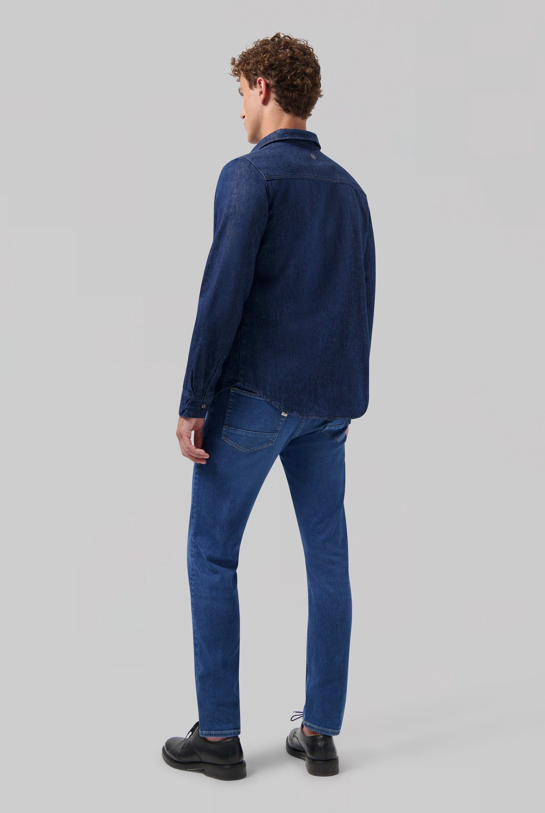 Sustainable MUD Jeans denim shirt with long sleeves, made from organic cotton, featuring a chest pocket and classic button-up style.