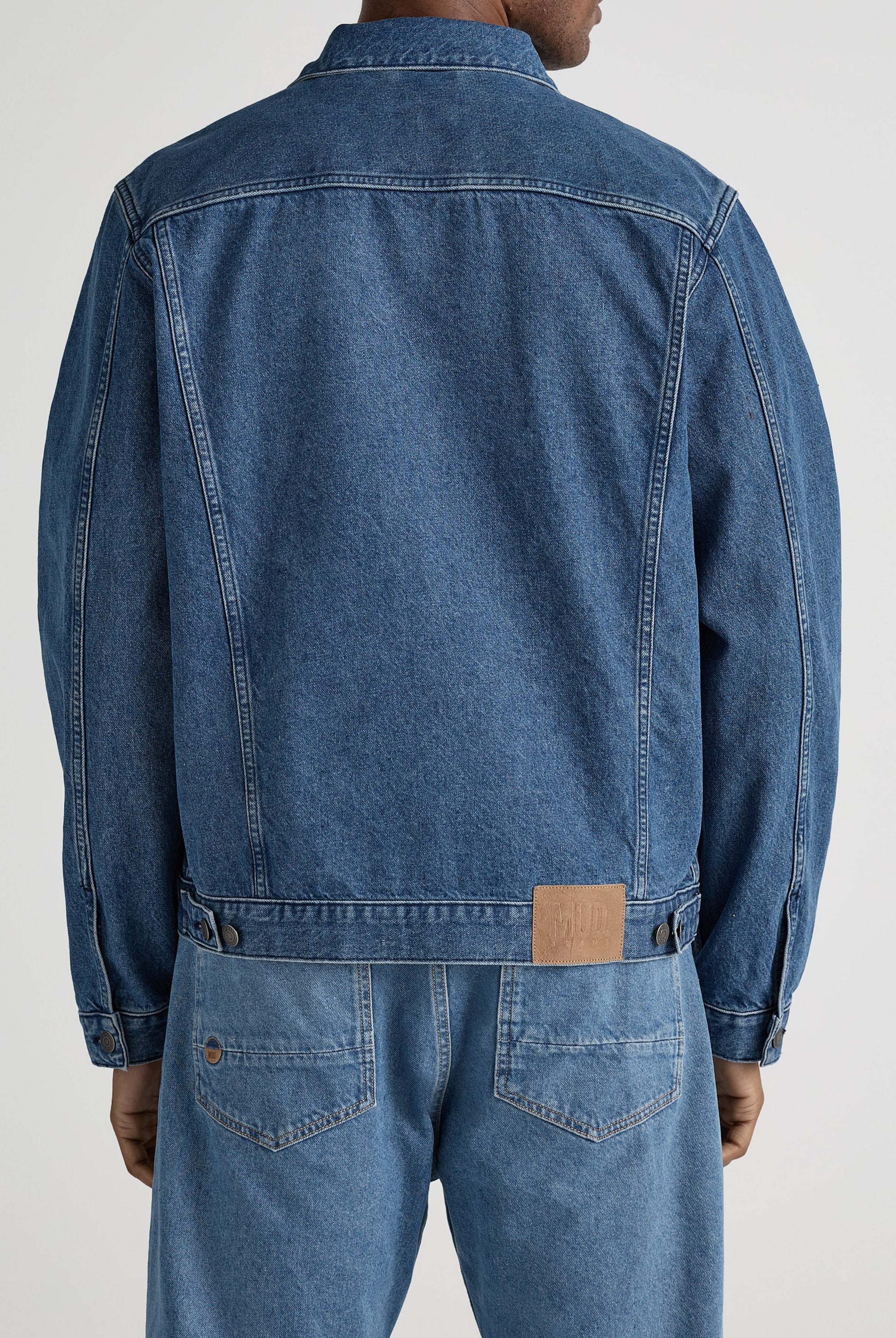 Sustainable MUD Jeans made from organic cotton in light blue, straight fit, paired with a casual white tee.