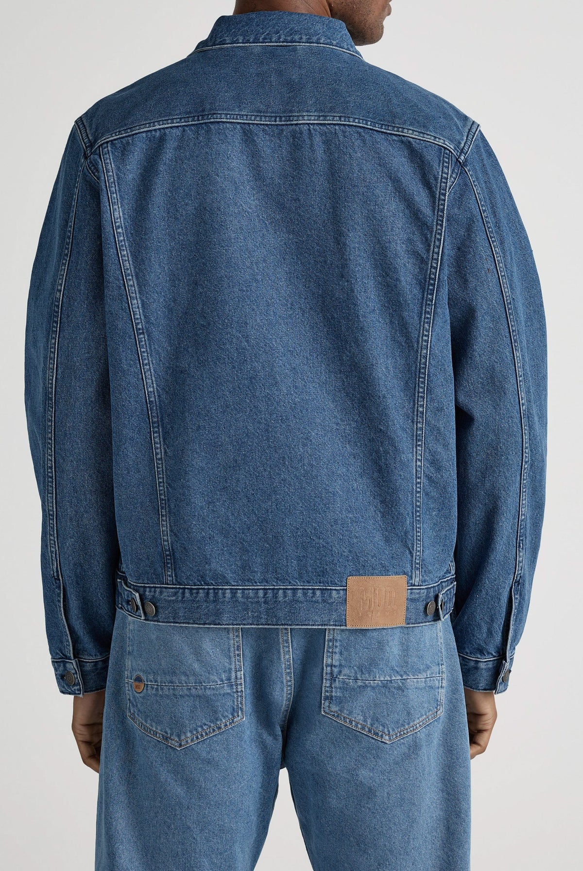Sustainable MUD Jeans made from organic cotton in light blue, straight fit, paired with a casual white tee.