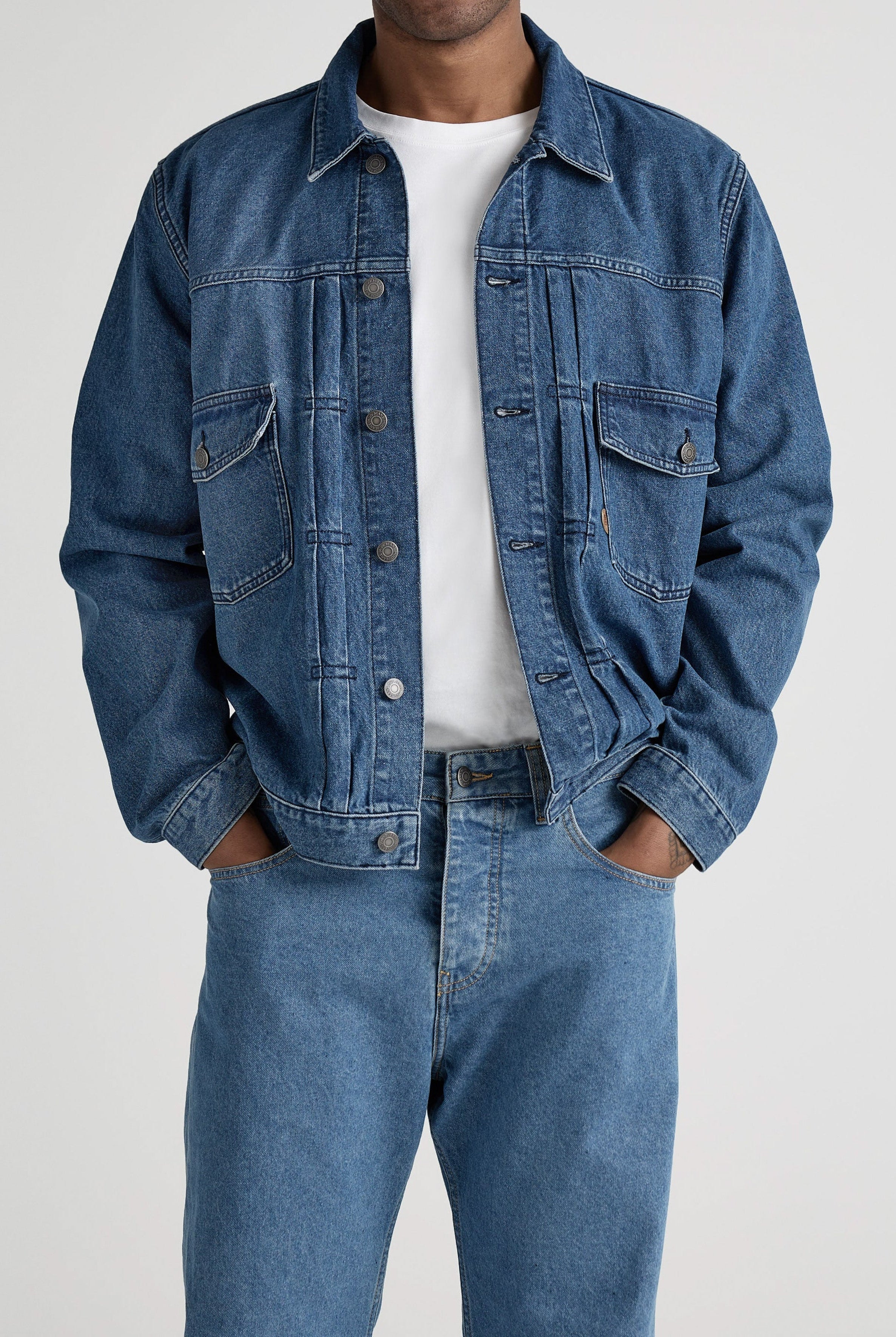 Sustainable MUD Jeans in light blue denim, made from organic cotton, highlighting ethical fashion with a classic fit.