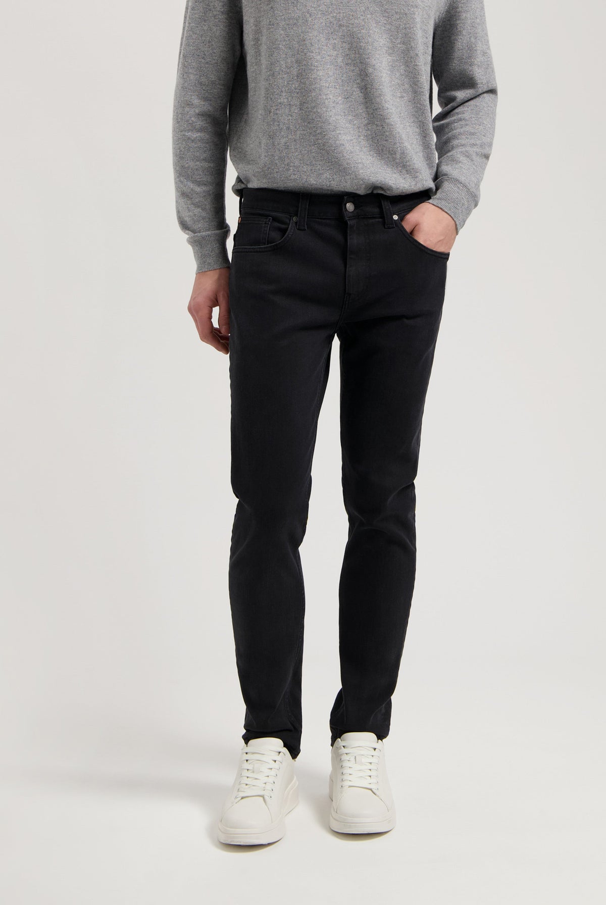 Sustainable MUD Jeans in dark blue denim, crafted from organic materials for an ethical, stylish look.