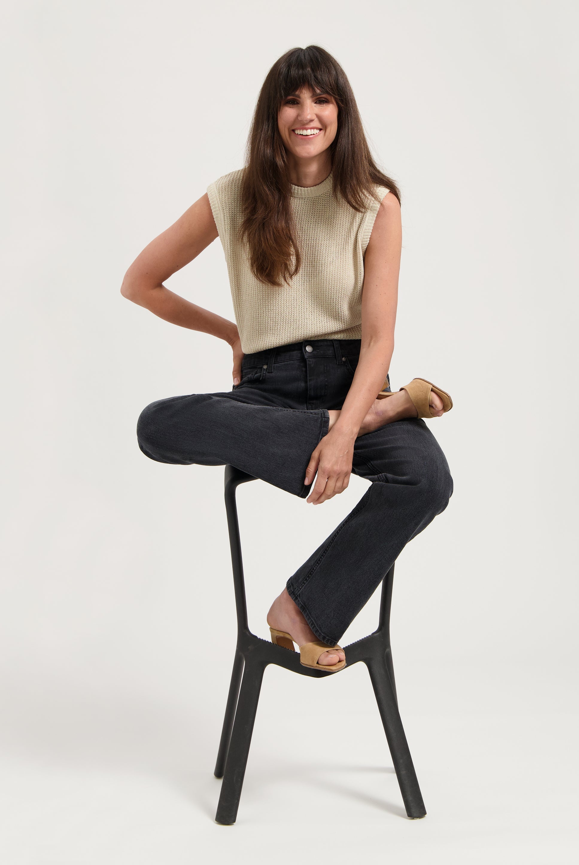 Model wearing Carry Mid Straight jeans in black vintage, made from sustainable organic and recycled cotton, offering a straight fit.