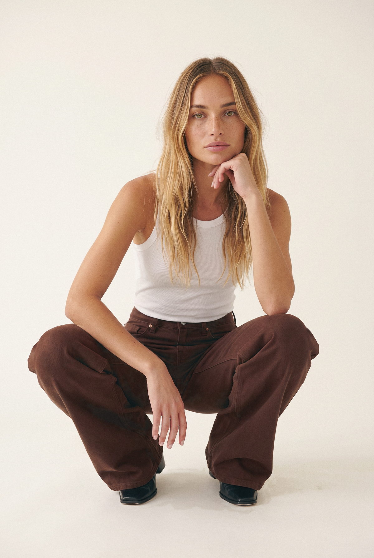 Sara High Loose Brown - editorial