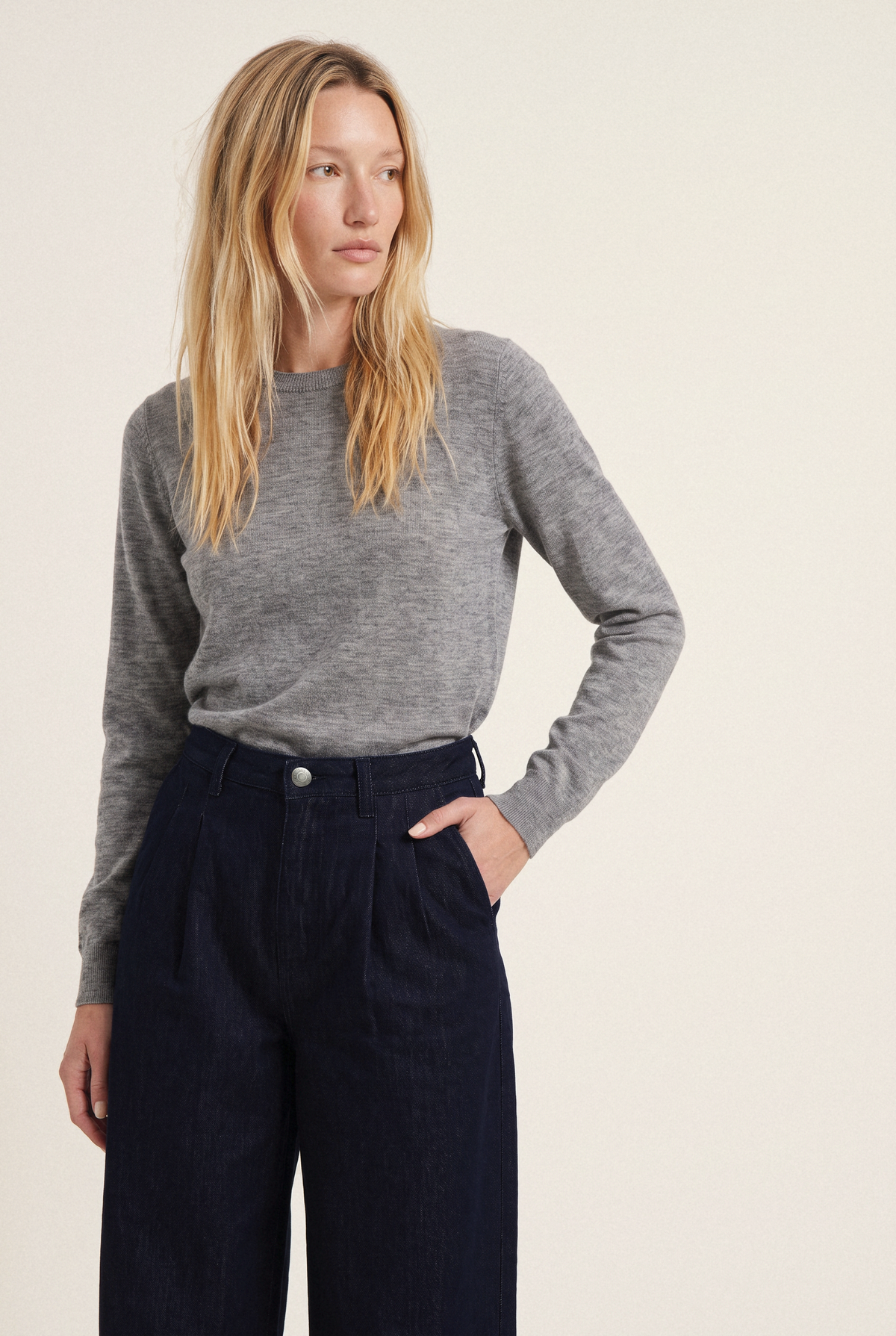 Eve Mid Loose Rinse – half body front in grey sweater