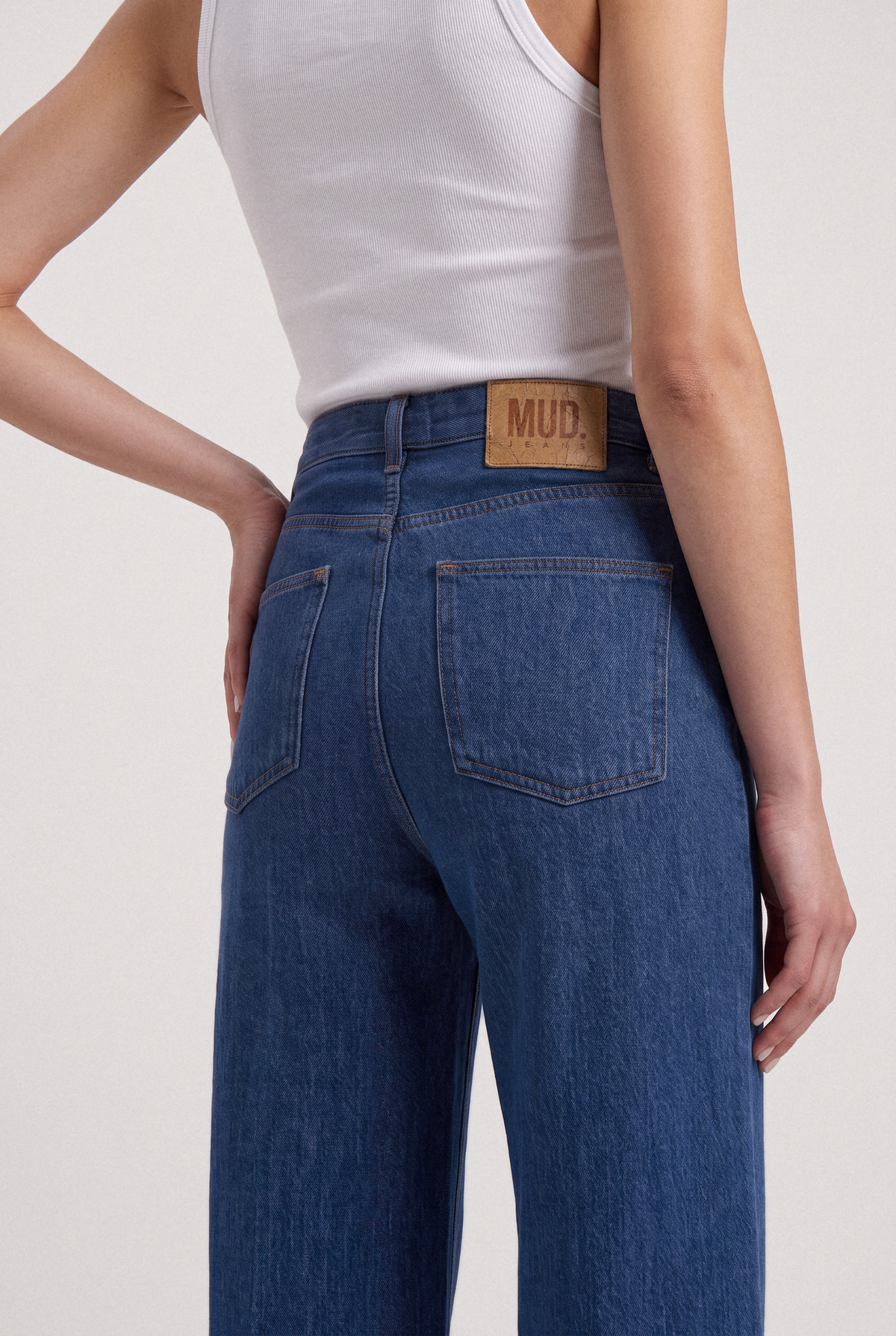 Sara High Loose Flow Stone Indigo – back pocket detail
