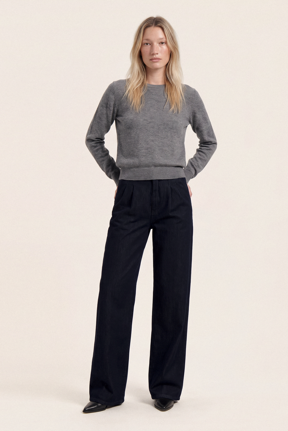 Eve Mid Loose Rinse – full body front in grey sweater