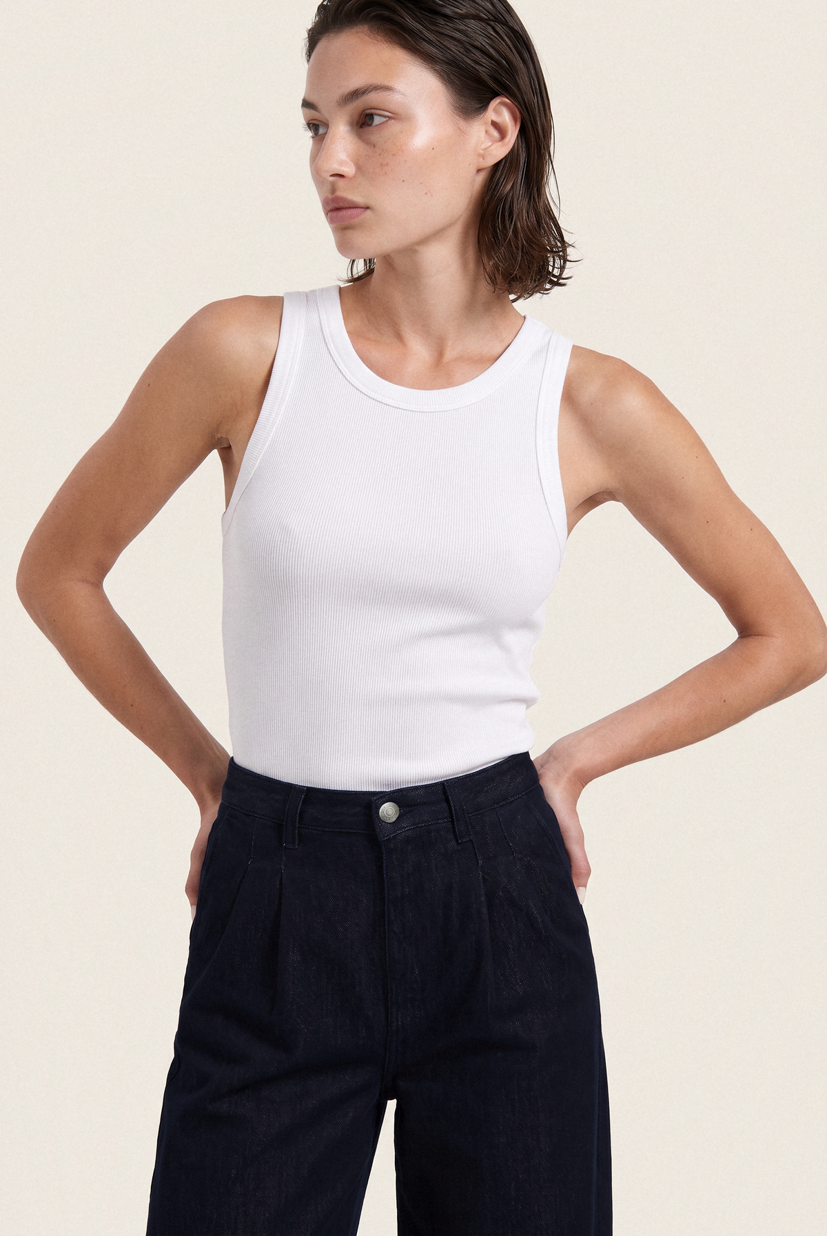 Eve Mid Loose Rinse – half body front with tank top