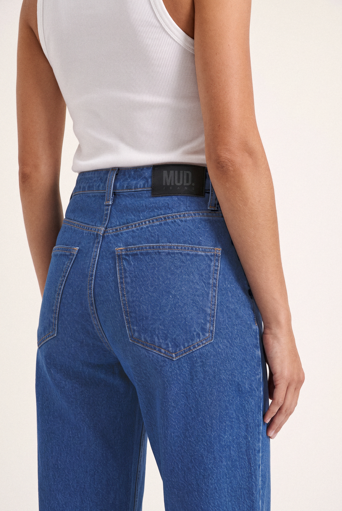 Kyra Mid Loose Sky Aged – back pocket and waist detail