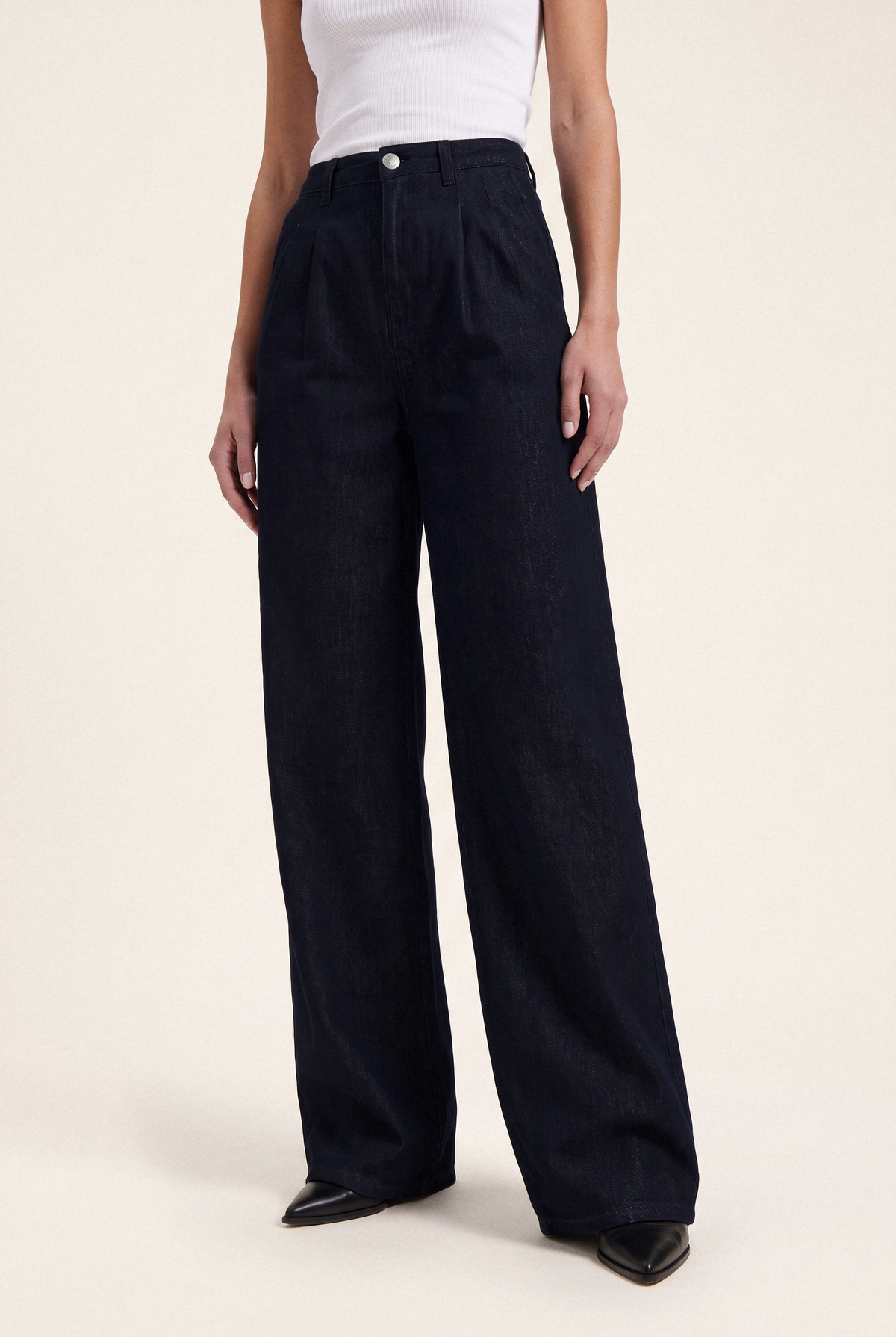 Eve Mid Loose Rinse – full body front, wide stance
