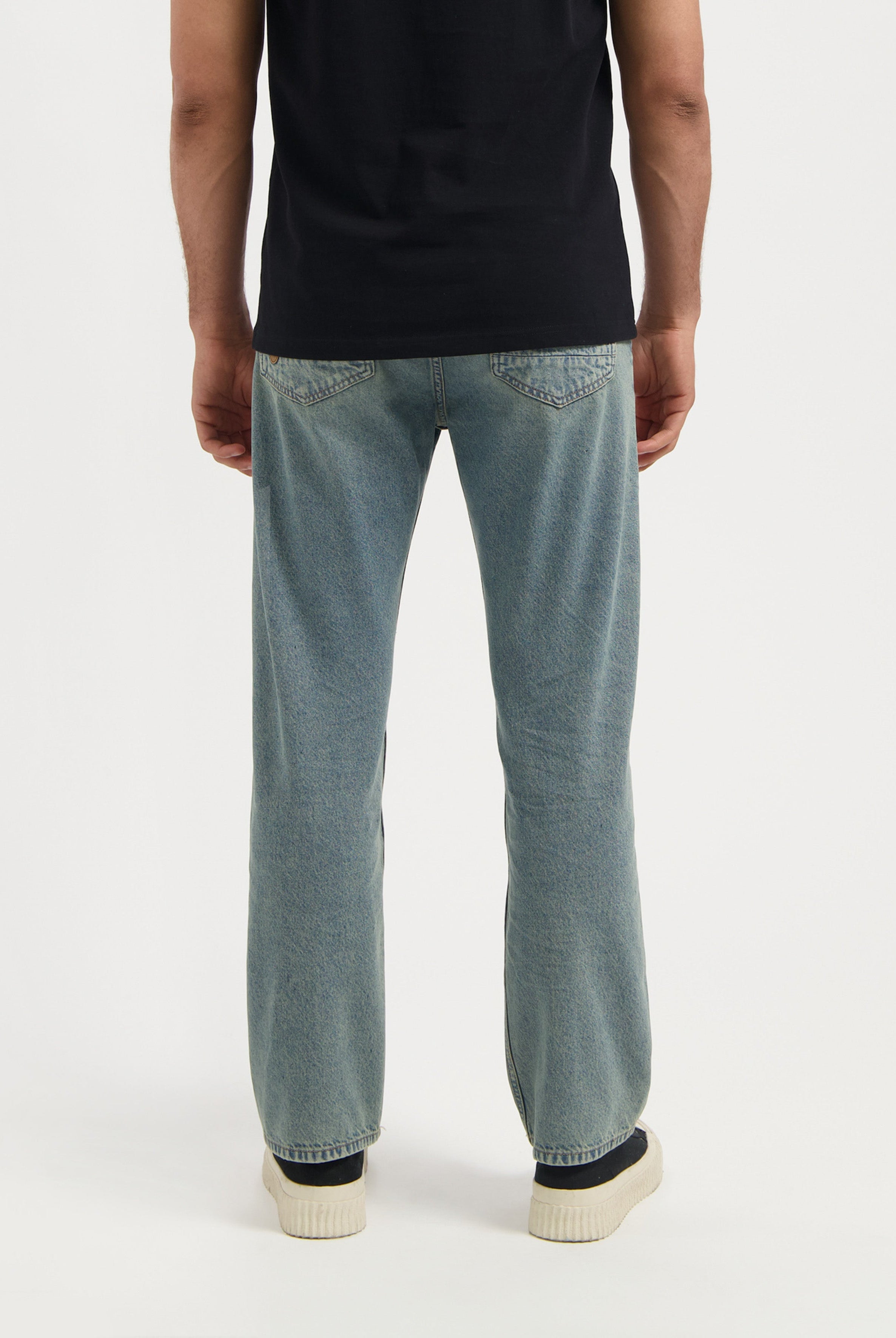 Sustainable MUD Jeans in sleek black denim, crafted for a modern fit, highlighting ethical fashion with premium materials.