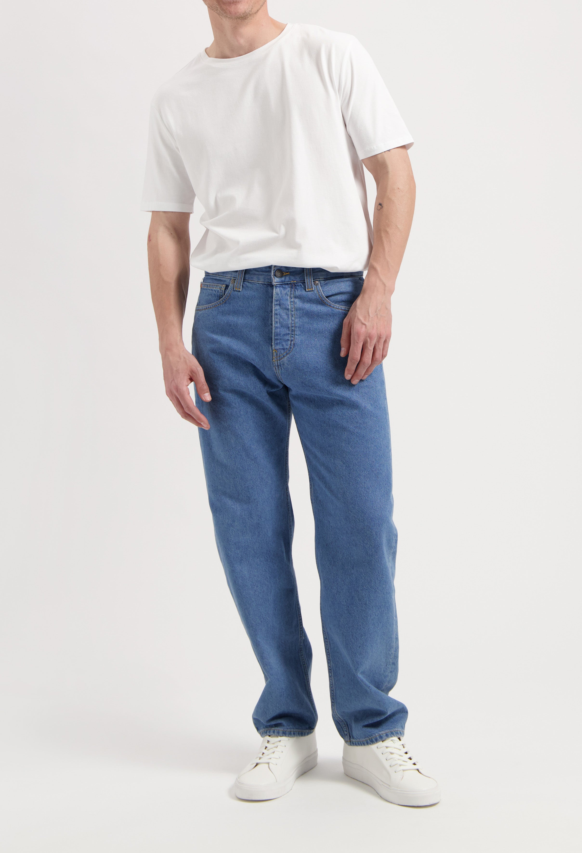 Sustainable MUD Jeans in dark blue denim, showcasing ethical fashion with a focus on eco-friendly materials and design.