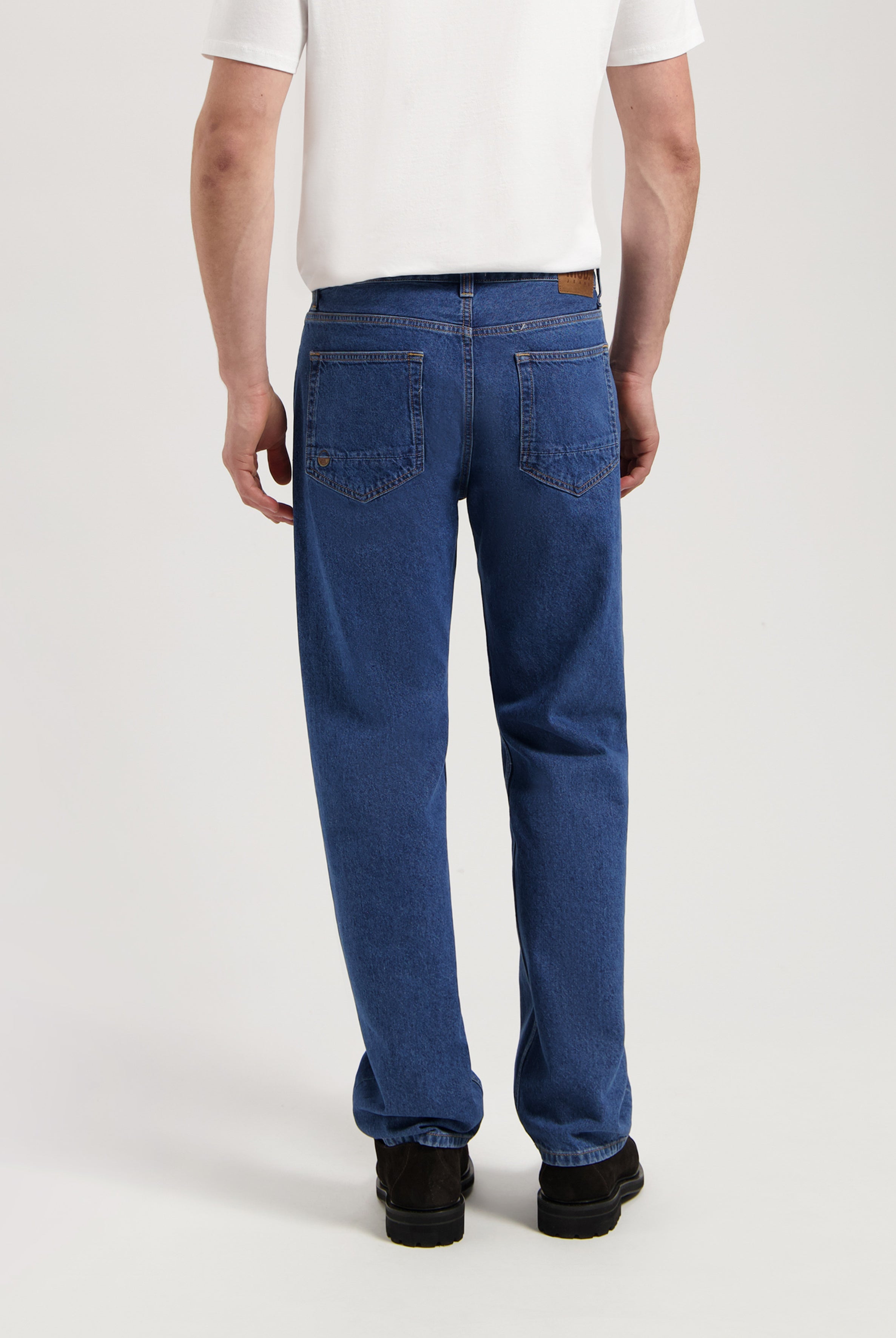 Sustainable MUD Jeans in dark gray denim, crafted from organic cotton, showcasing ethical fashion and modern style.