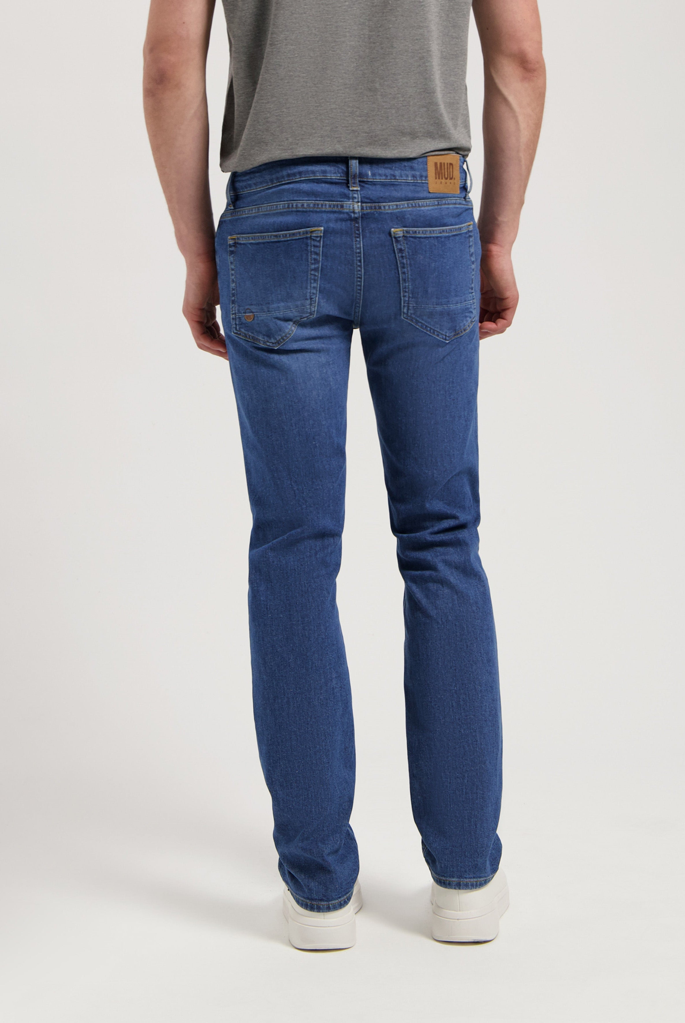 Sustainable MUD Jeans crafted from organic cotton in beige, showcasing ethical fashion with a relaxed fit.