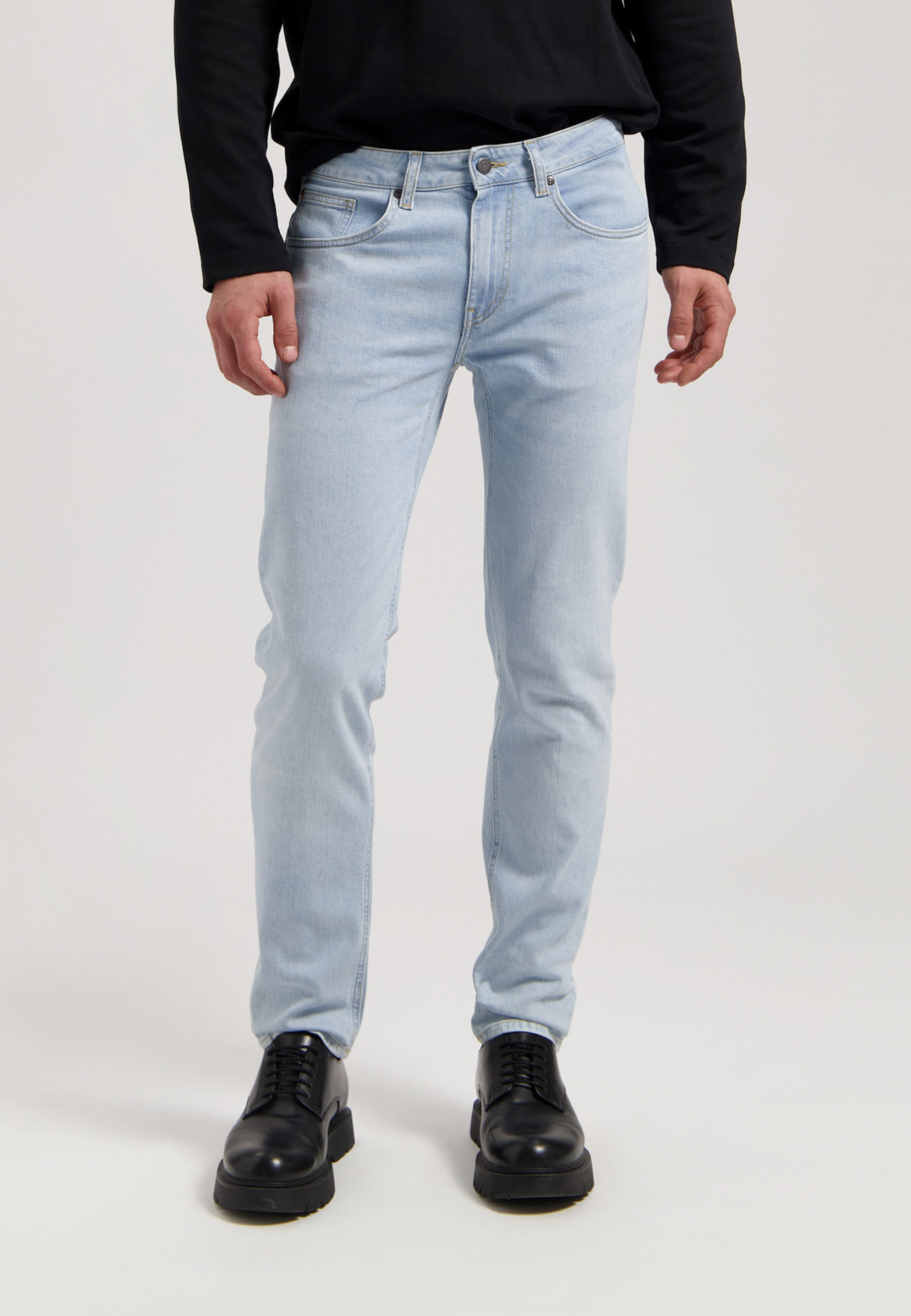 Sustainable MUD Jeans in light blue denim, crafted ethically, featuring straight fit and comfortable mid-rise waistband.