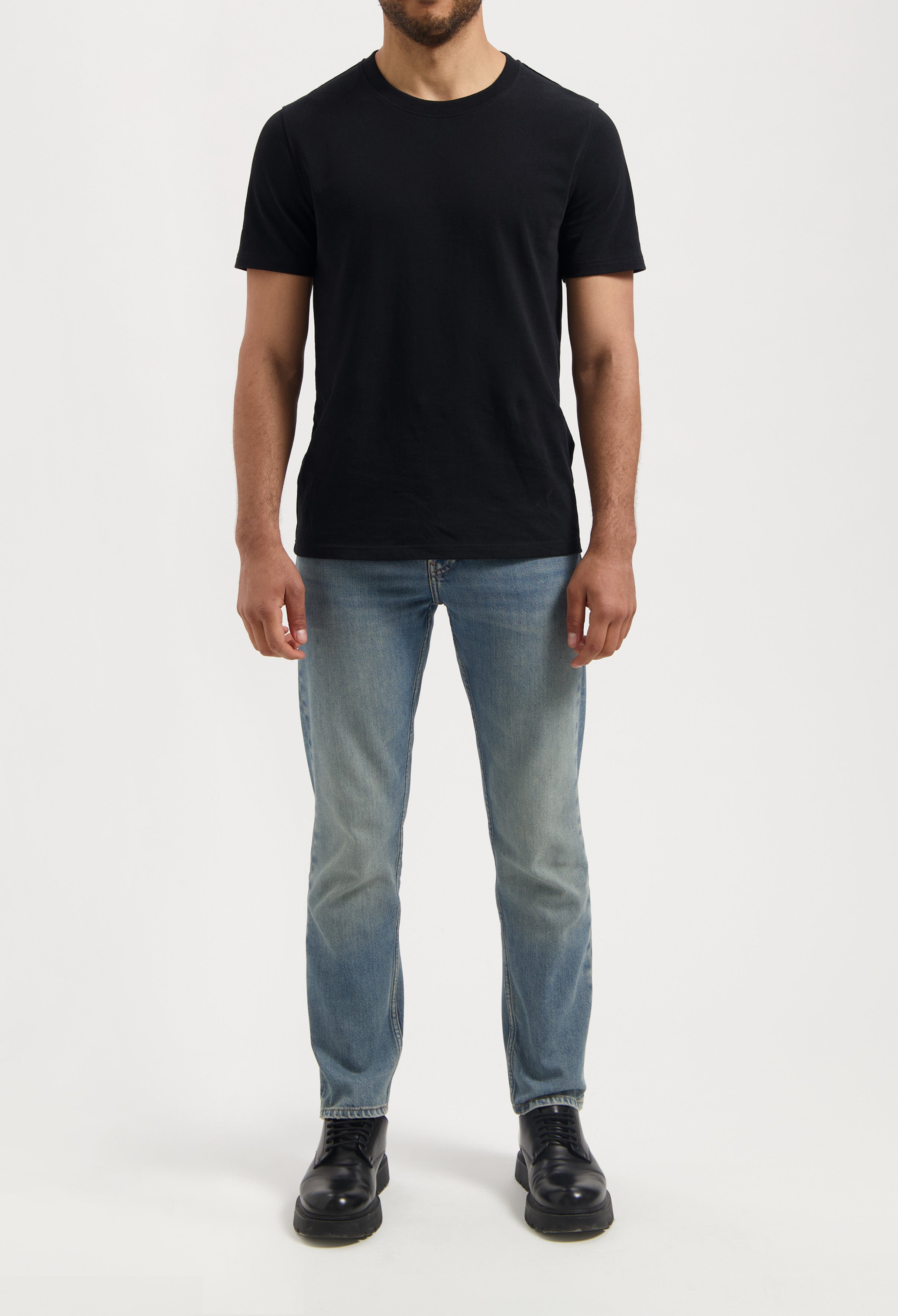 Sustainable MUD Jeans navy blue shorts paired with a matching navy tee, embodying ethical fashion and casual style.