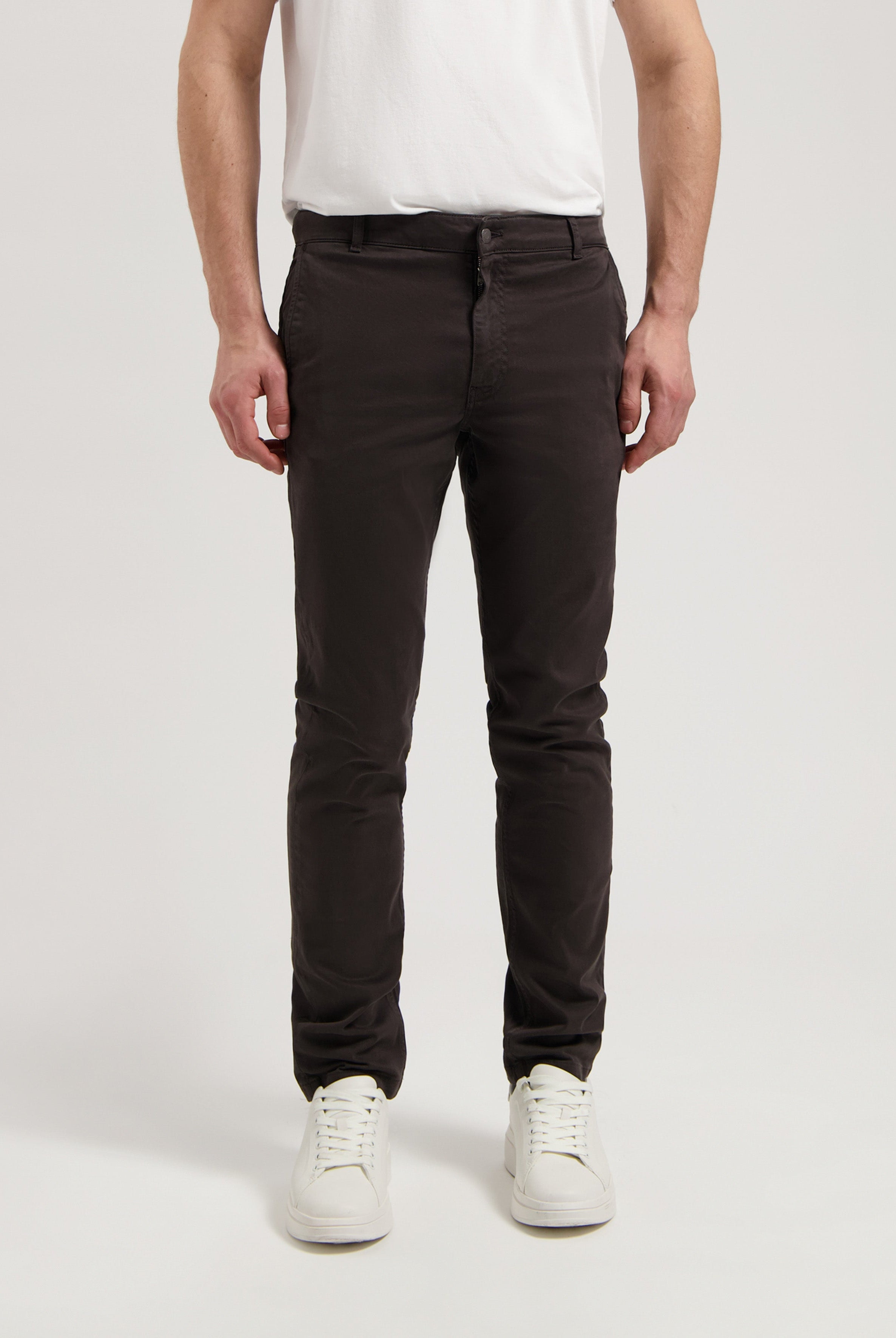 Sustainable MUD Jeans in dark gray denim, crafted from organic cotton, showcasing ethical fashion with a classic fit style.
