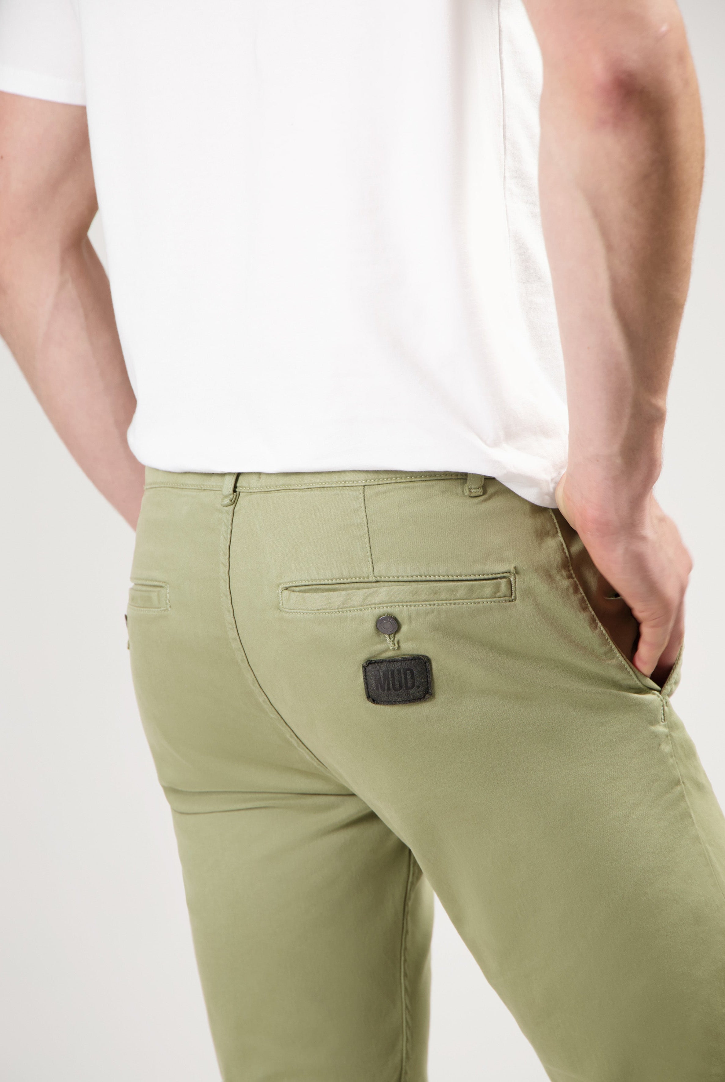 Sustainable MUD Jeans made from organic cotton in light blue, styled with black shoes and a cozy cream sweater.