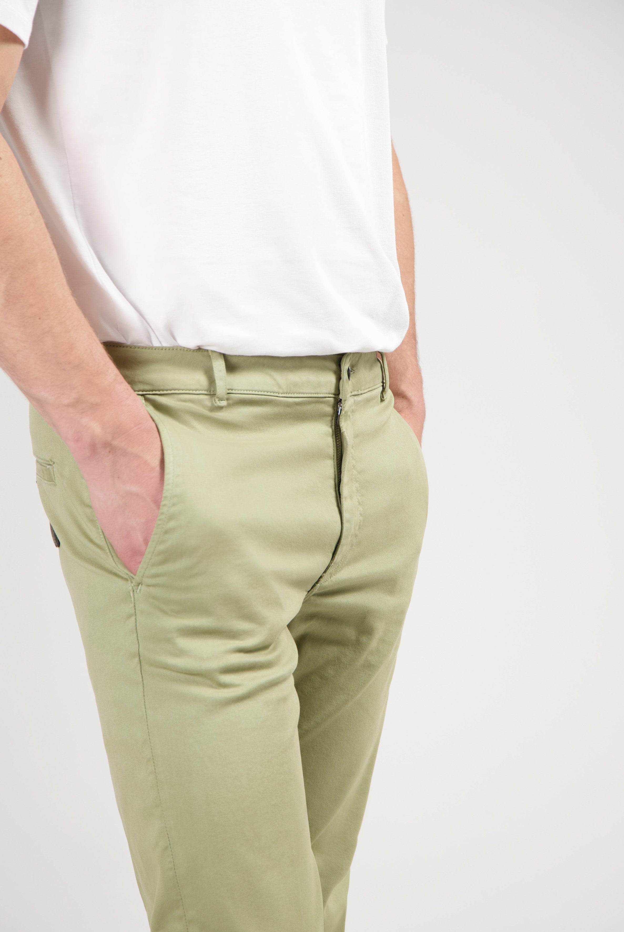 Sustainable MUD Jeans in light blue denim, designed for a classic fit, paired with a white ribbed sweater.