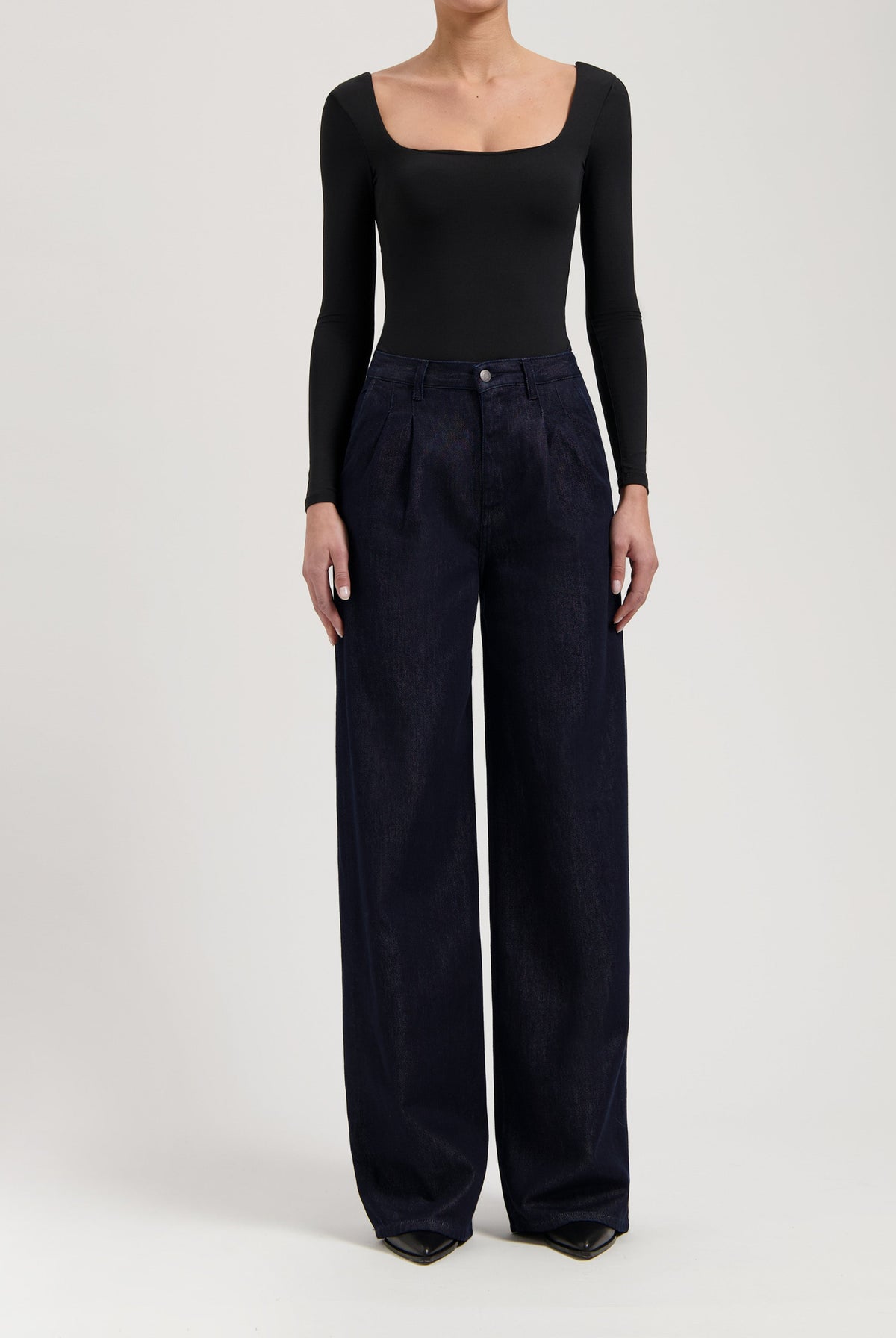 Model wearing Carry Mid Straight jeans in black vintage, made from sustainable organic and recycled cotton, offering a straight fit.