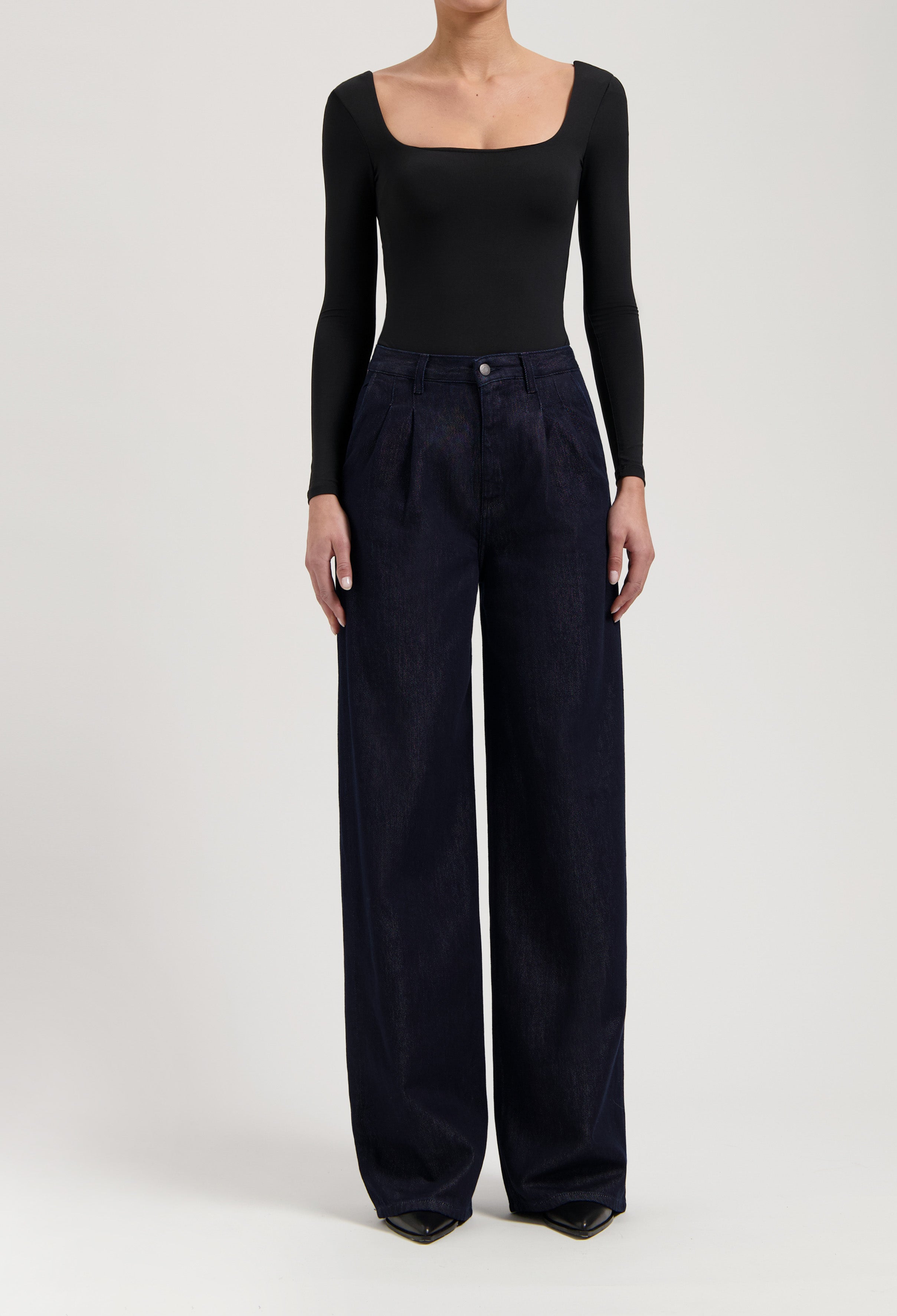 Model wearing Carry Mid Straight jeans in black vintage, made from sustainable organic and recycled cotton, offering a straight fit.