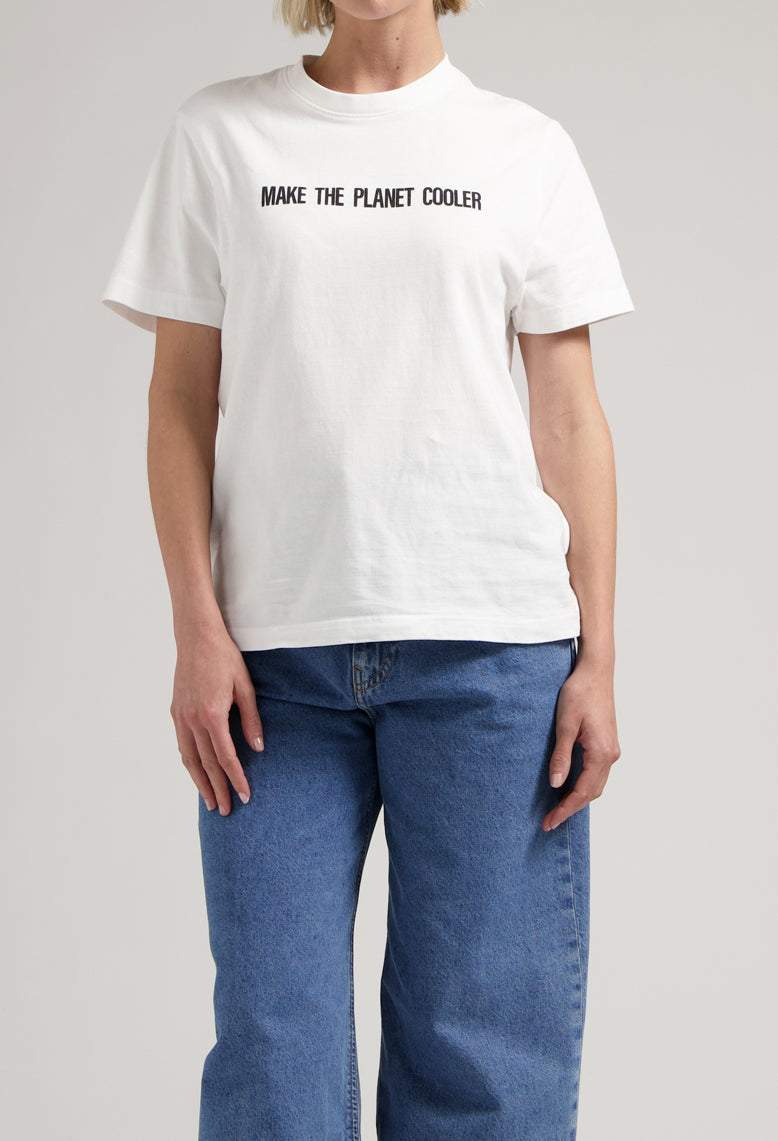Sustainable MUD Jeans in light blue, made from organic cotton, paired with a white T-shirt with eco-friendly slogan.