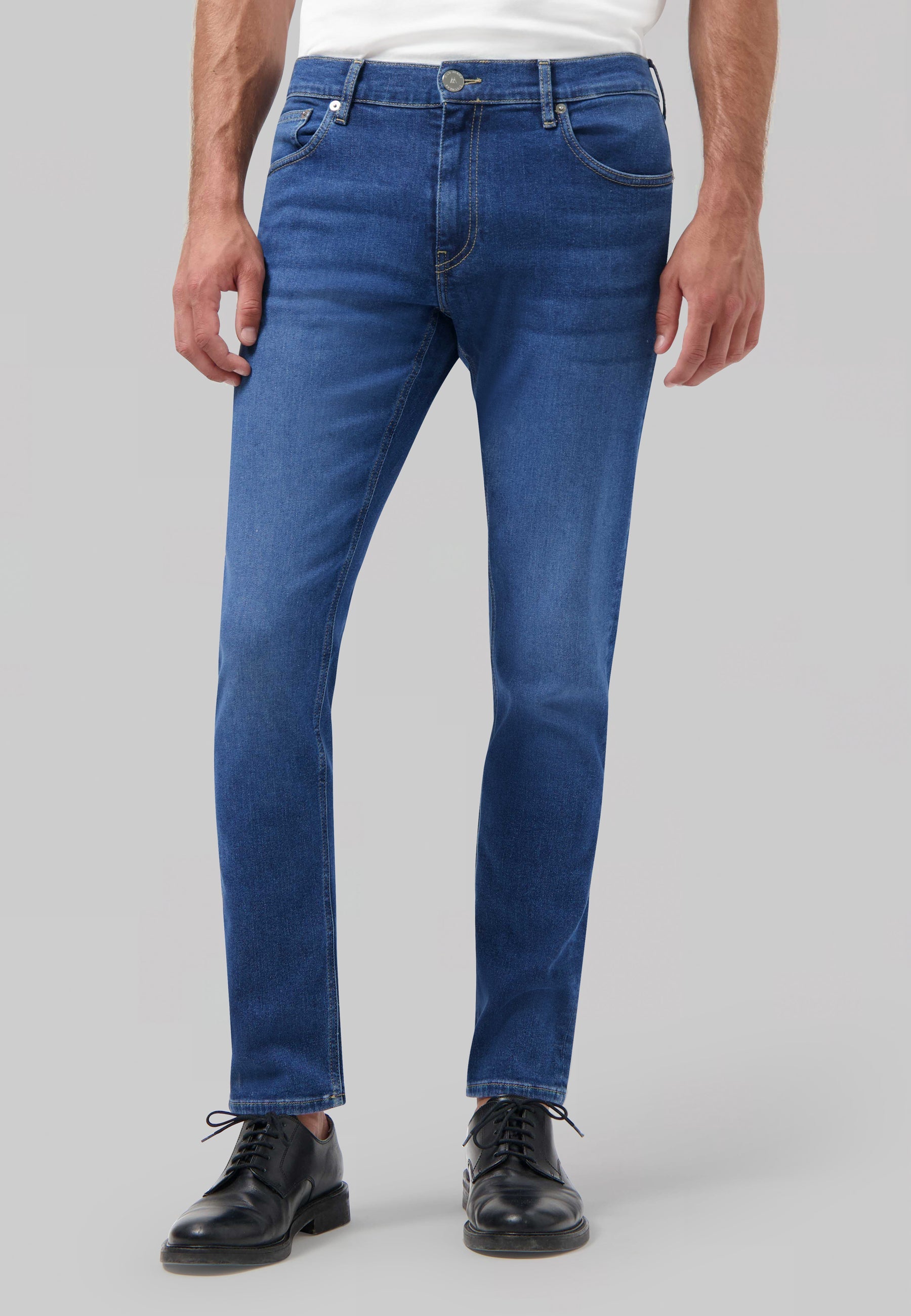 Sustainable MUD Jeans featuring dark blue denim, crafted from organic cotton with ethical production practices.