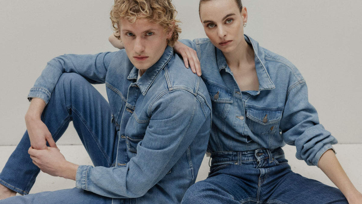 Un paio di jeans MUD Jeans blu, mostrato su sfondo neutro per mettere in risalto la texture del tessuto.