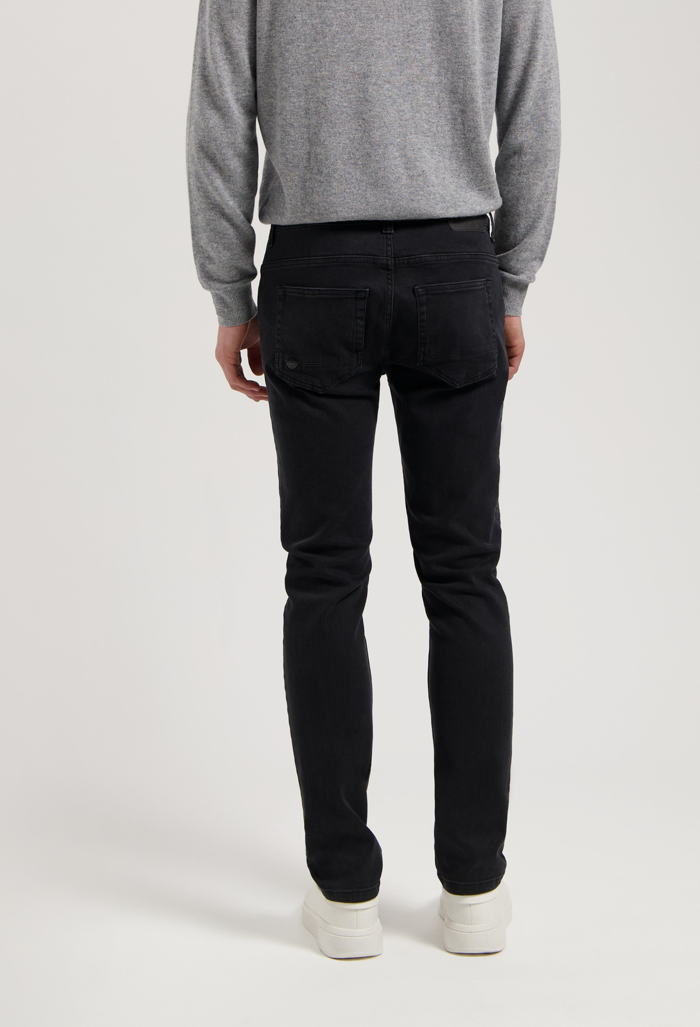 Sustainable MUD Jeans made from organic cotton in deep blue denim, showcasing an ethical and eco-friendly design.