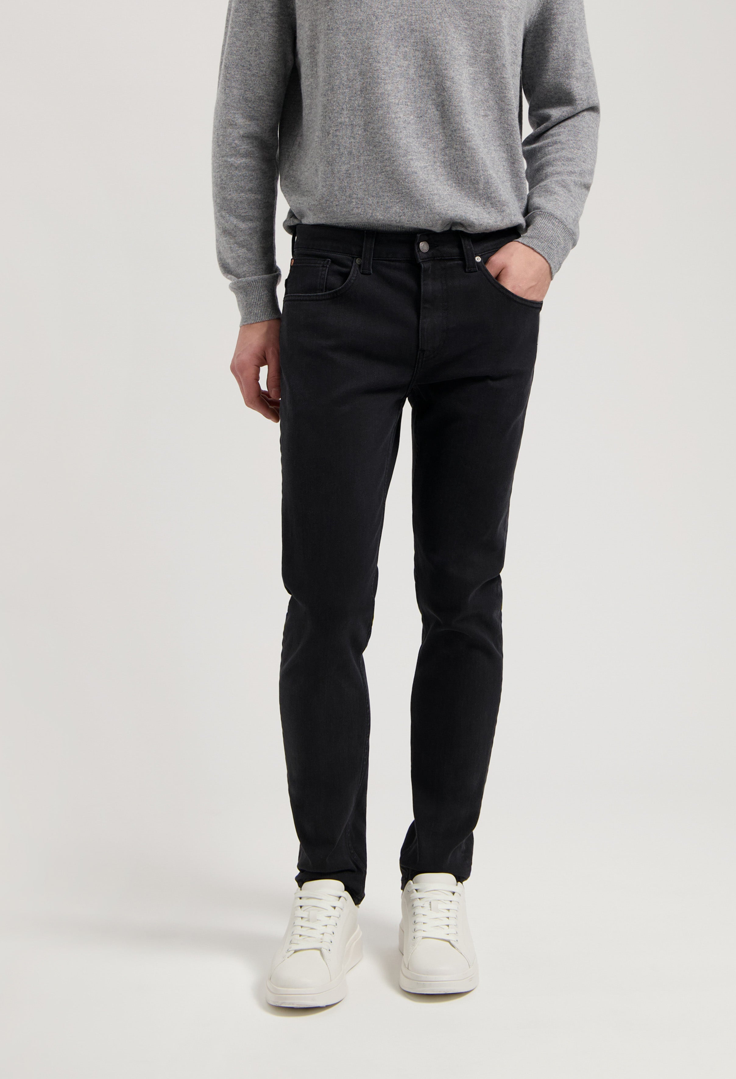 Sustainable MUD Jeans in dark blue denim, crafted from organic materials for an ethical, stylish look.