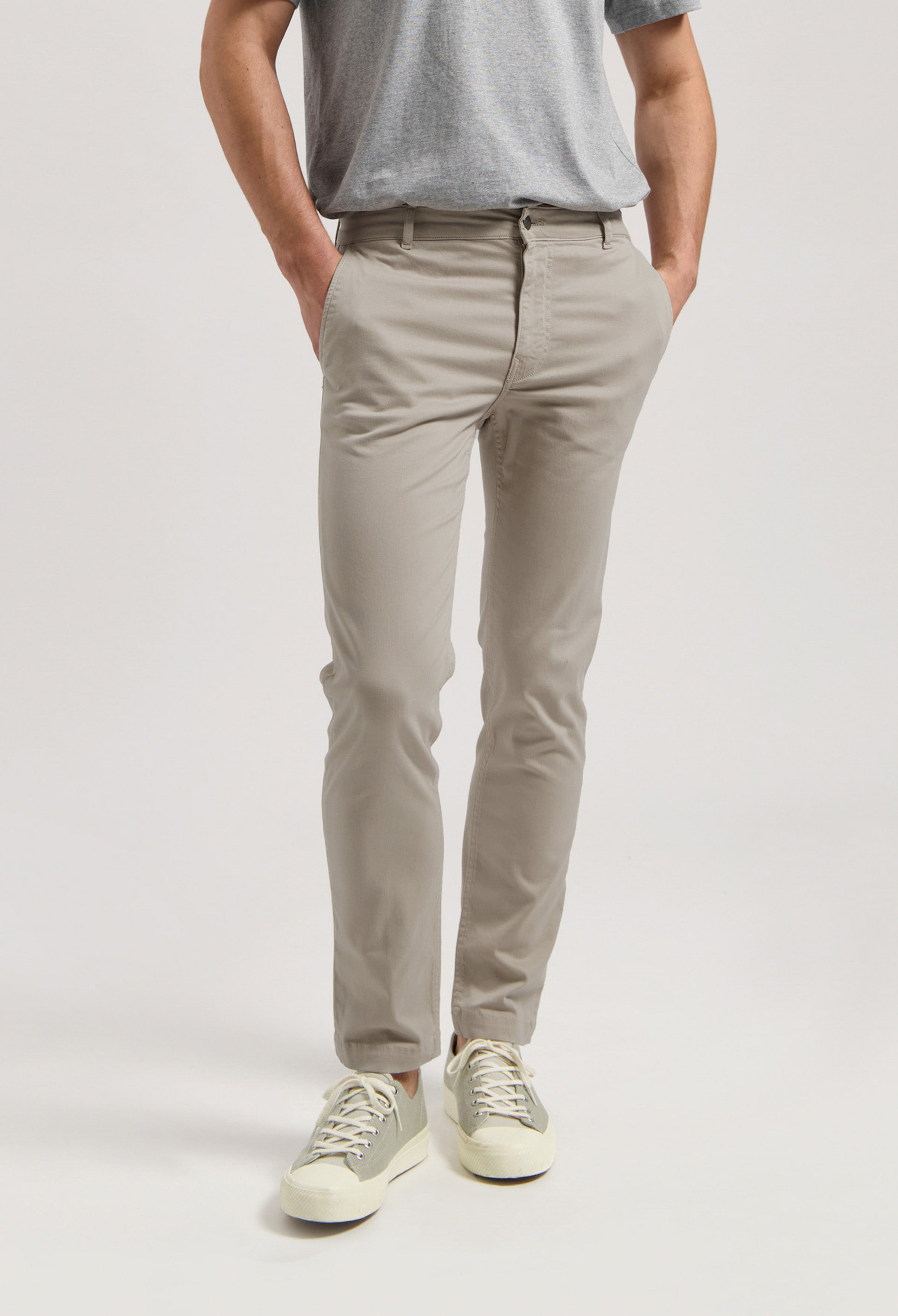 Sustainable Mud Jeans blue denim shirt paired with ethical white cotton jeans, showcasing modern casual style.