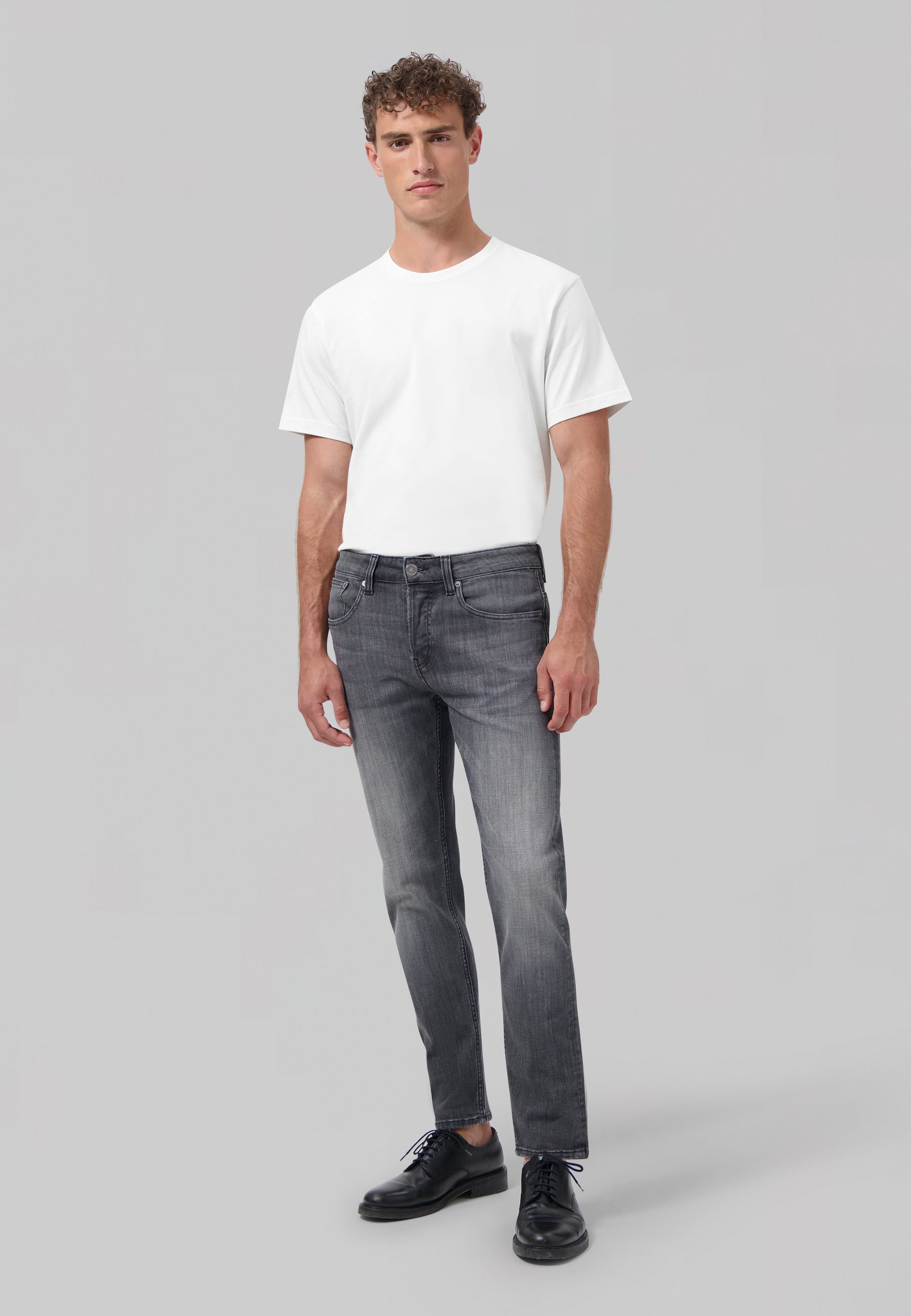 Sustainable Mud Jeans in classic fit, crafted from organic cotton with a deep blue wash and ethical design.