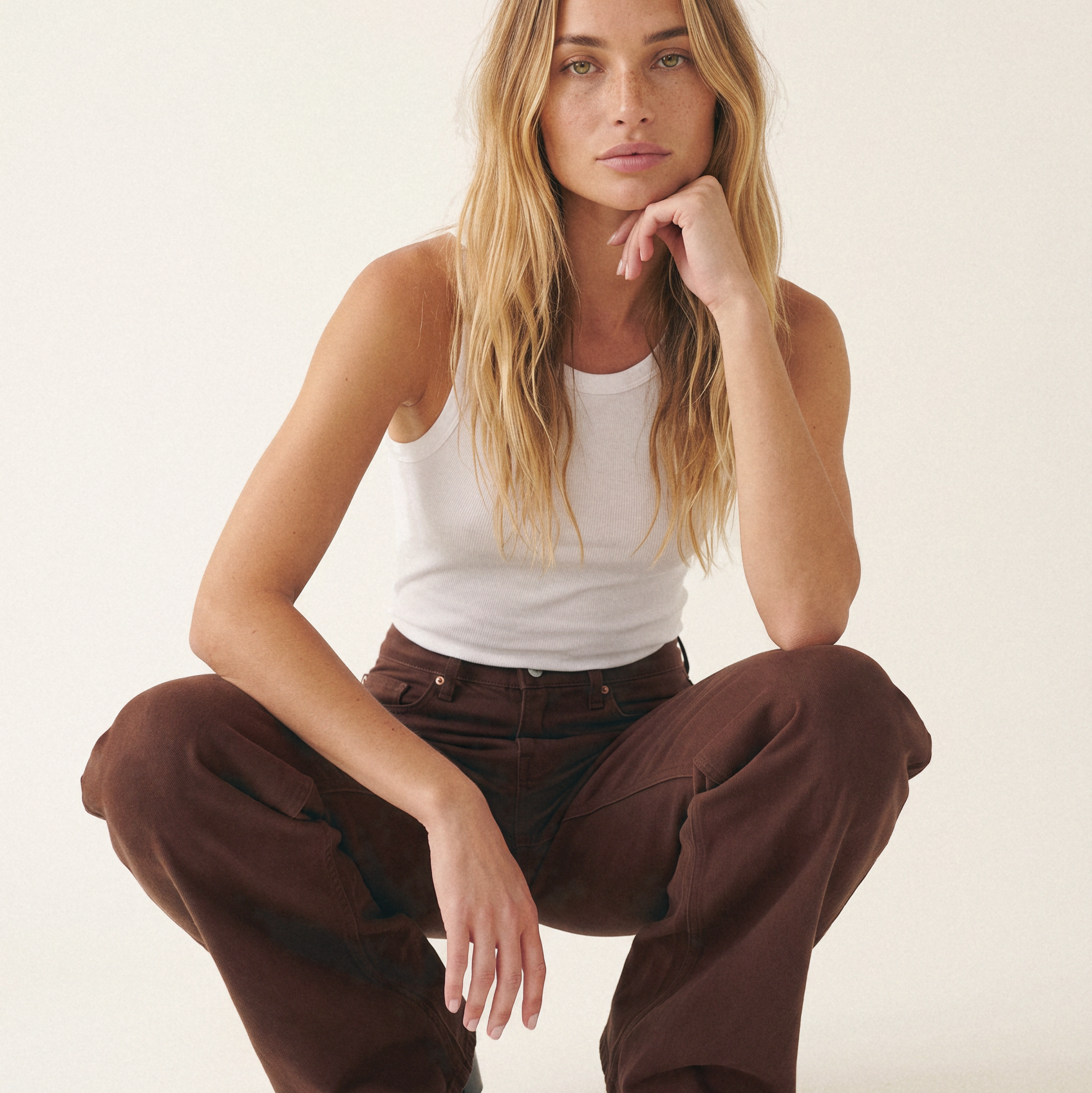 Sara High Loose Brown - editorial