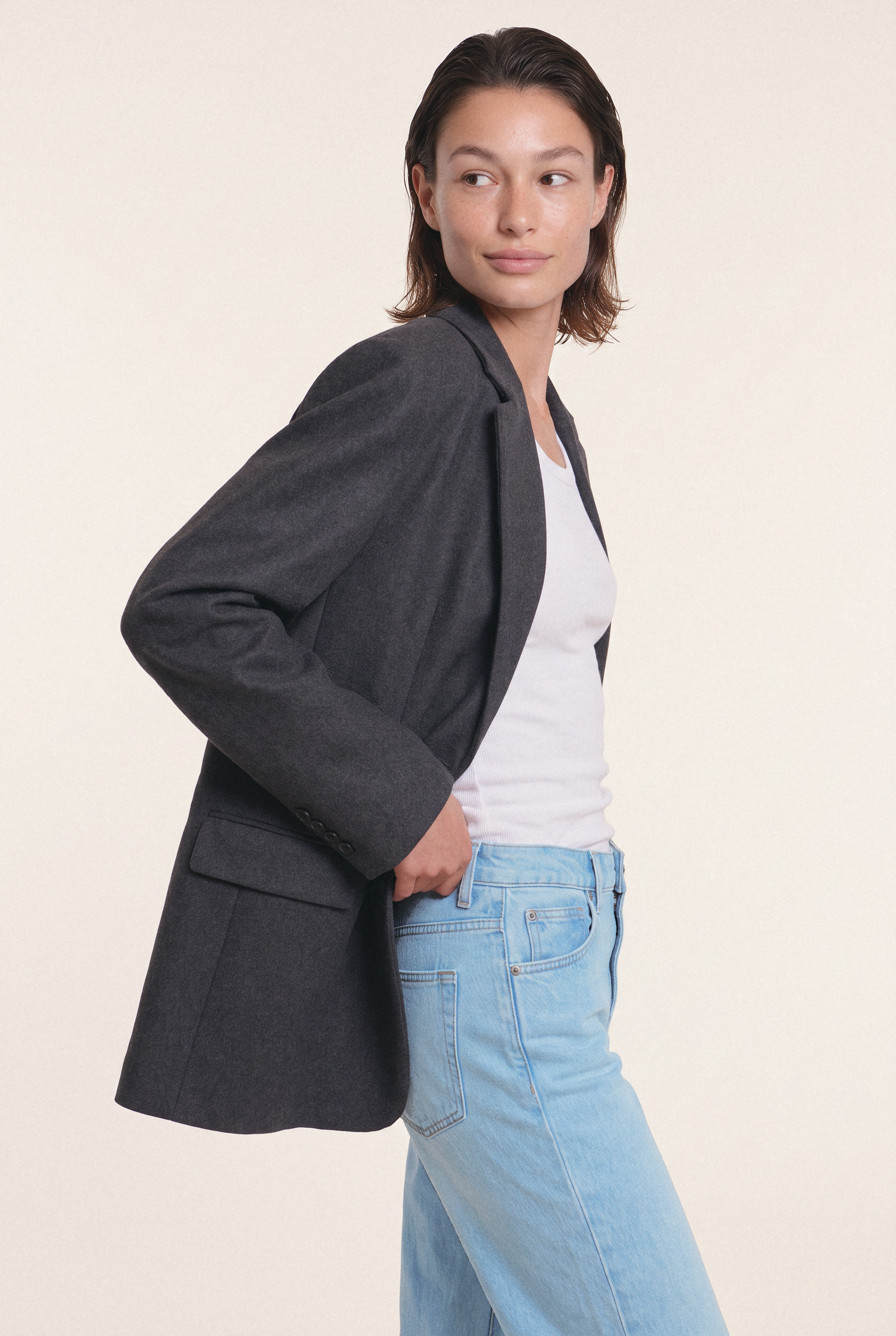 Carry Mid Straight Light Stone Vintage – styled with grey blazer