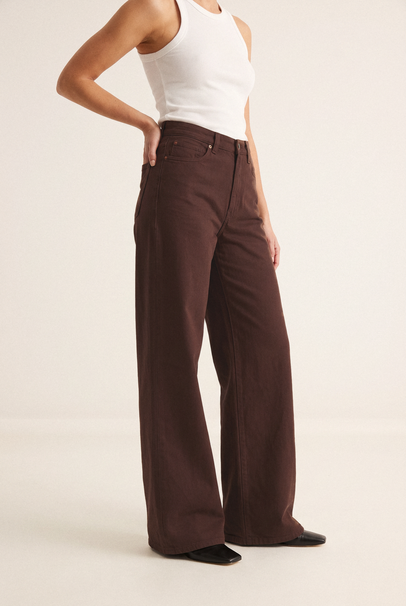 Sara High Loose Brown - leg side