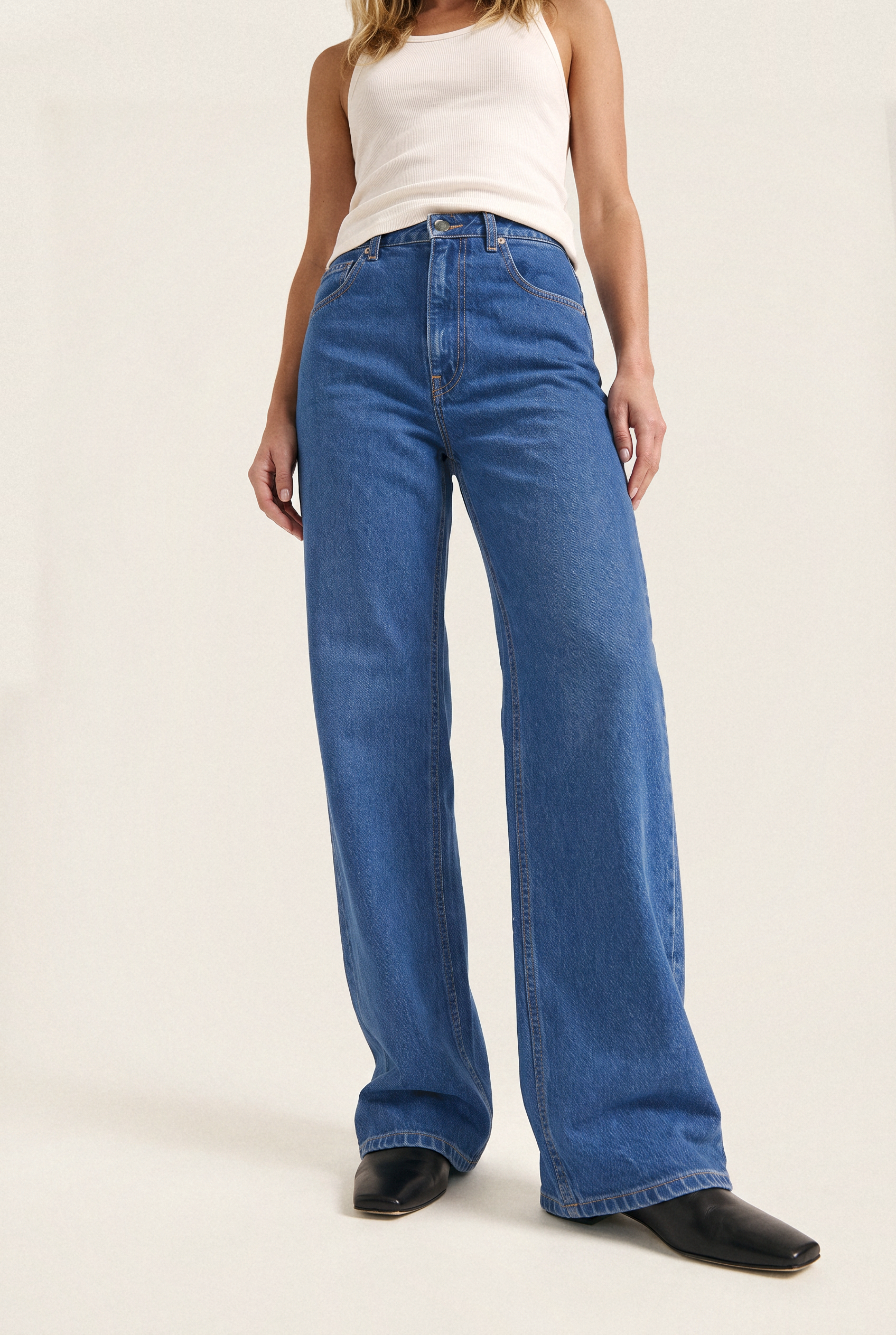 Kyra Mid Loose Sky Aged – full body front, wide stance