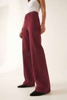 Sara High Loose Flow Burgundy – side view walking