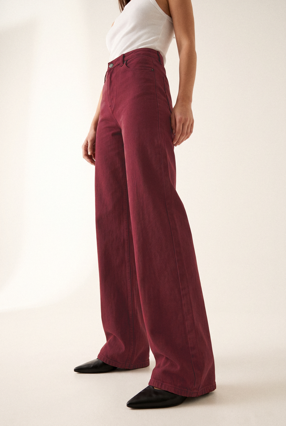 Sara High Loose Flow Burgundy – side view walking
