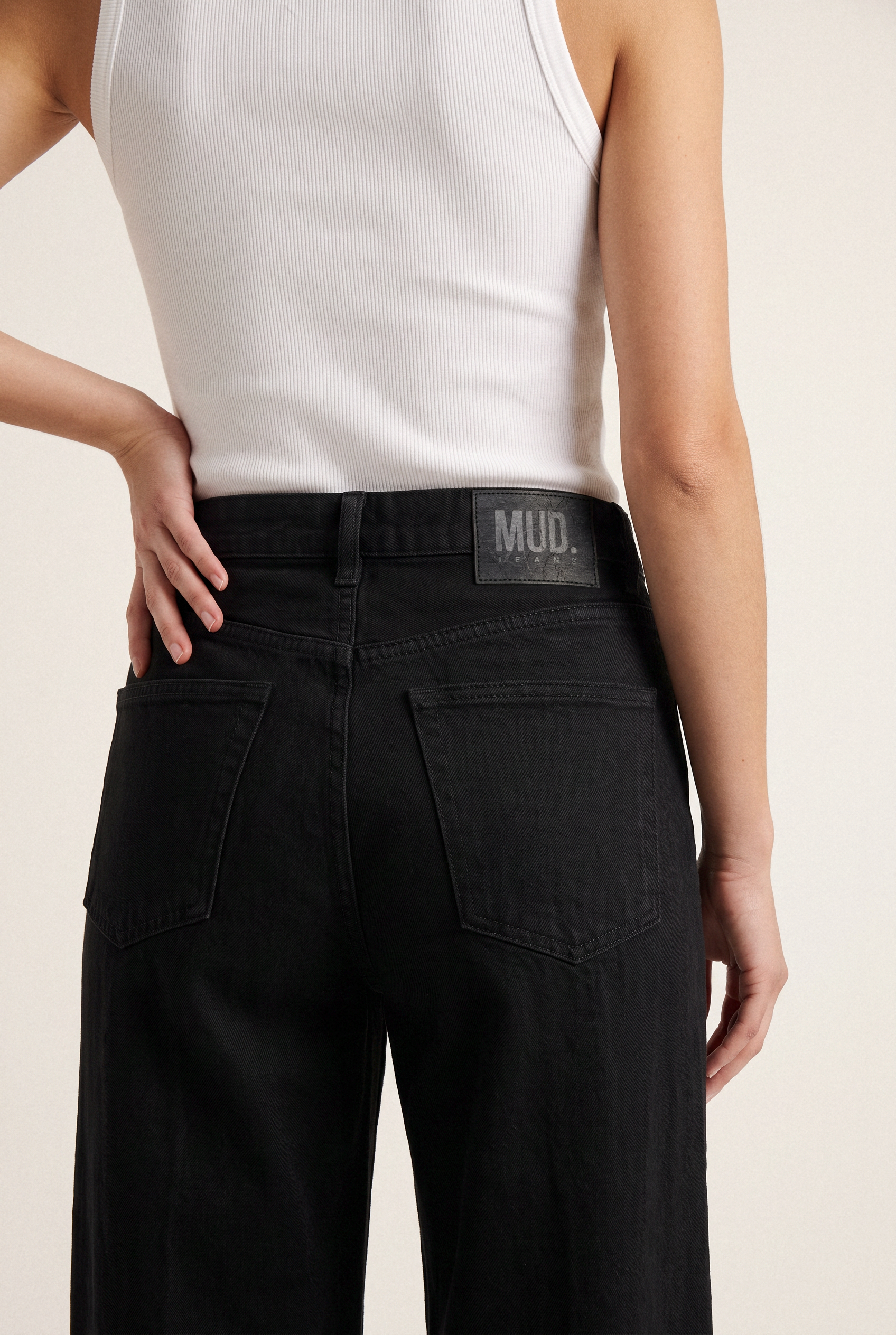 Sara High Loose Nero Nero - back pocket detail