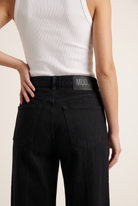Sara High Loose Nero Nero - back pocket detail