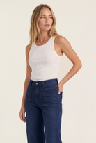 Leyla High Loose Dark Vintage – half body with hand in pocket