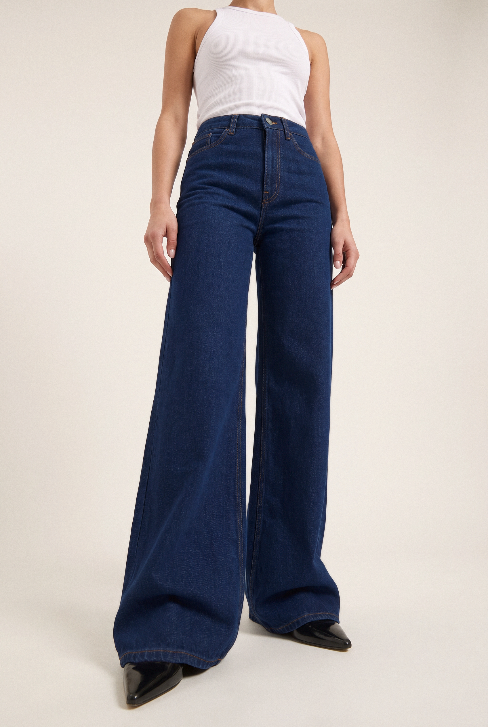 Sara High Loose Stone Indigo - low angle
