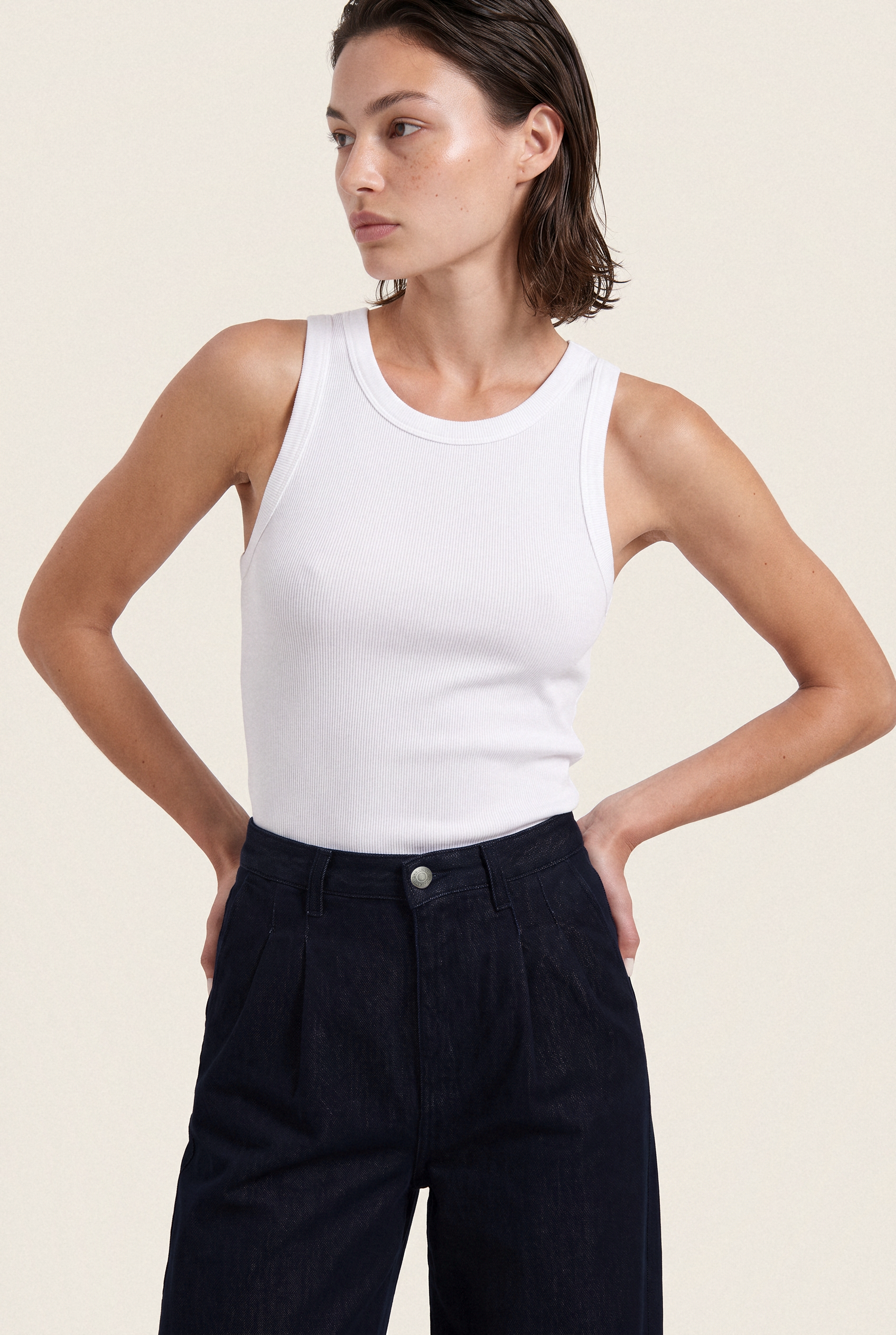 Eve Mid Loose Rinse – half body front with tank top