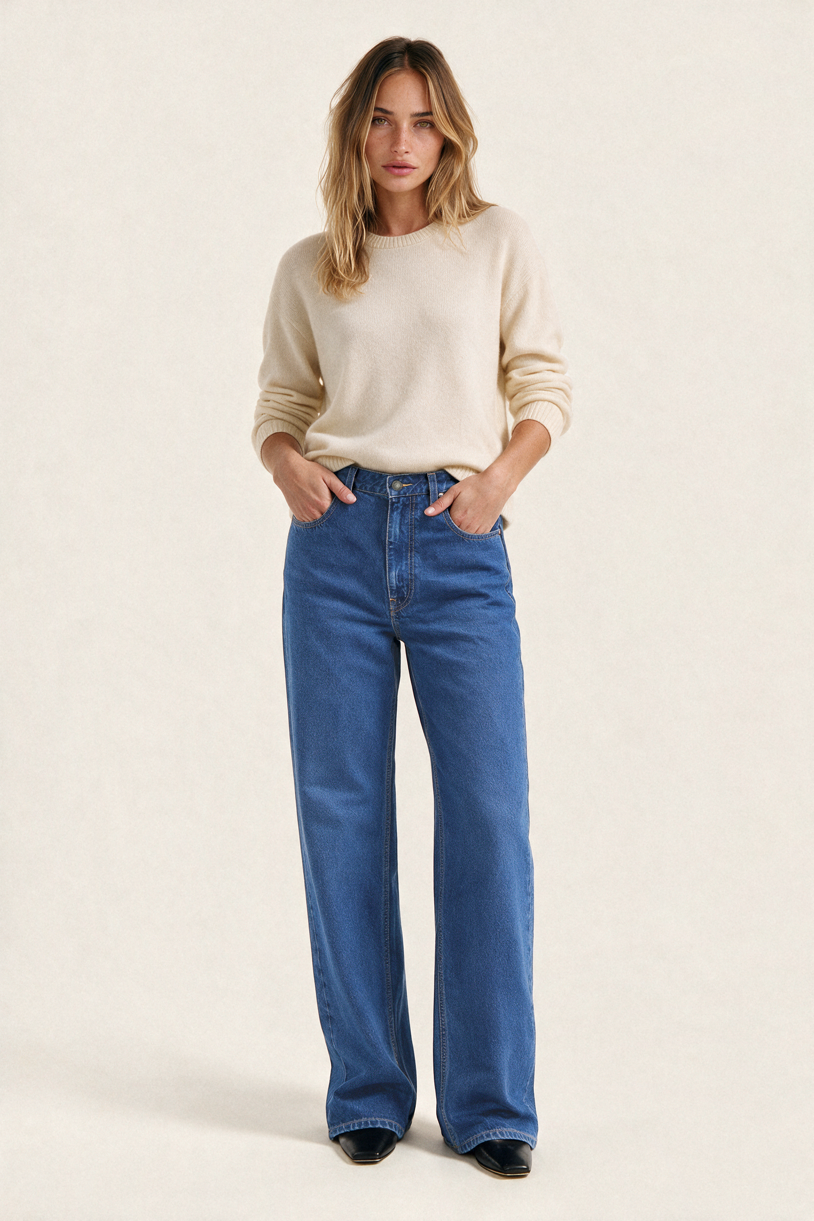 Kyra Mid Loose Sky Aged – model in cream sweater and blue wide-leg jeans, full body front