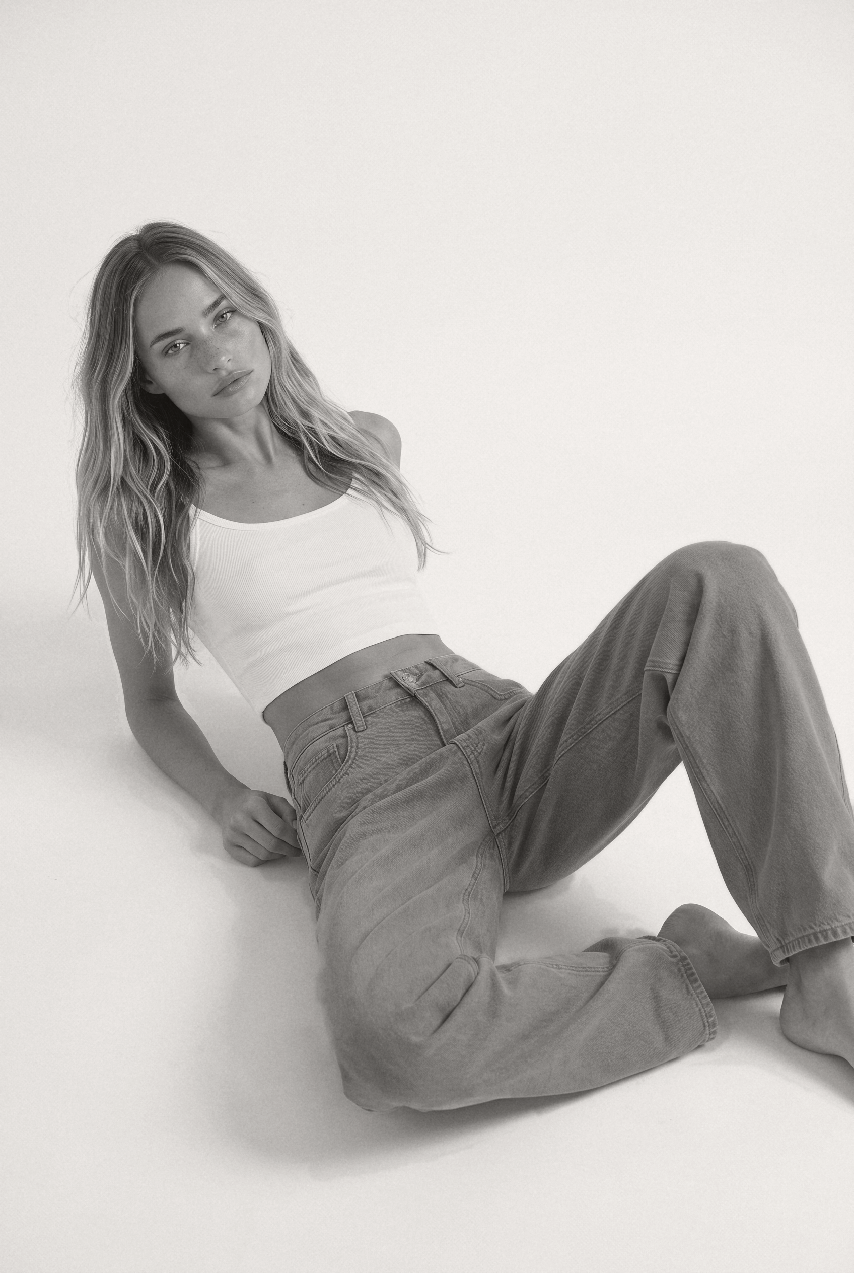 Brooke High Barrel Faded Grey - editorial bw