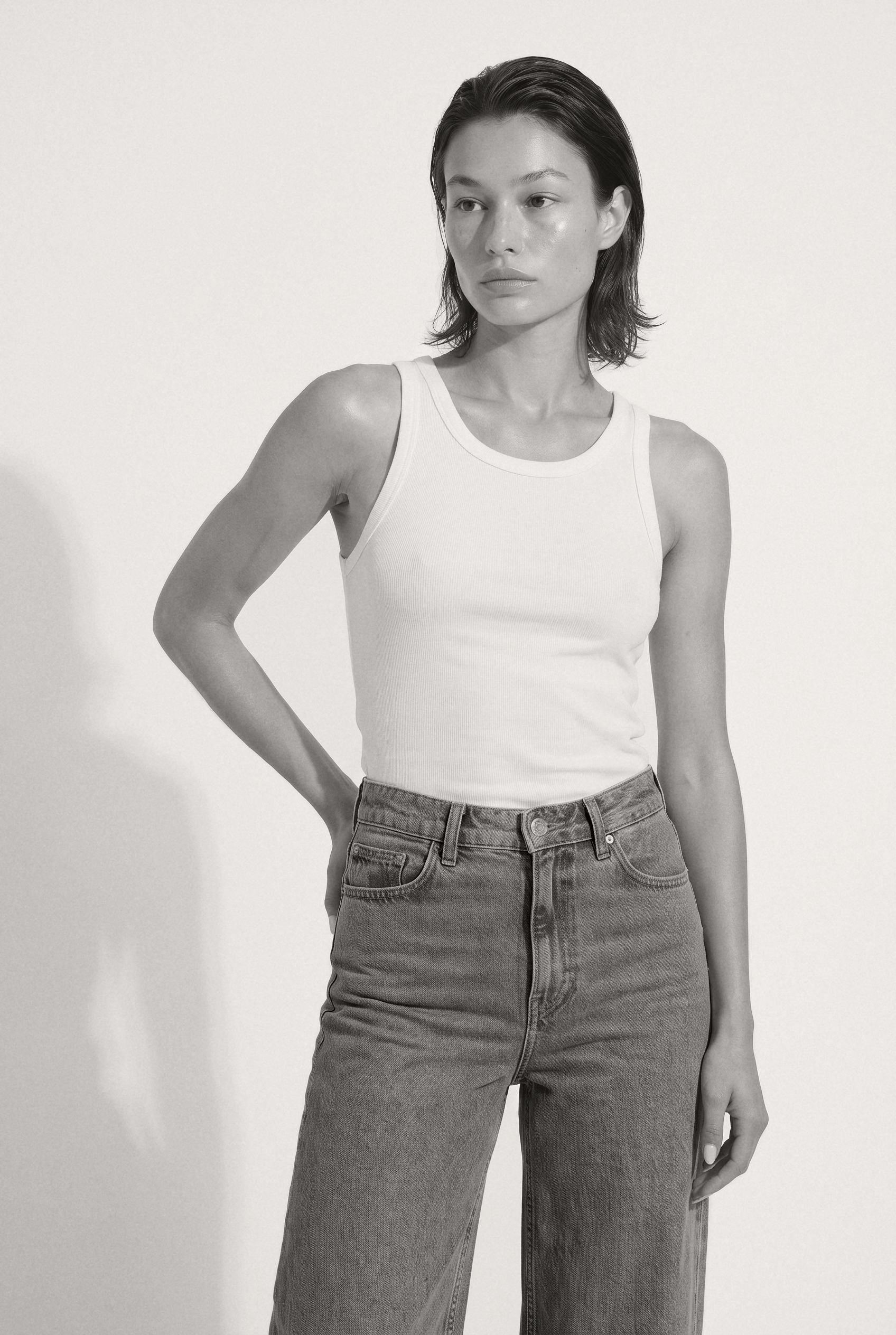 Sara High Loose Stone Vintage - editorial bw