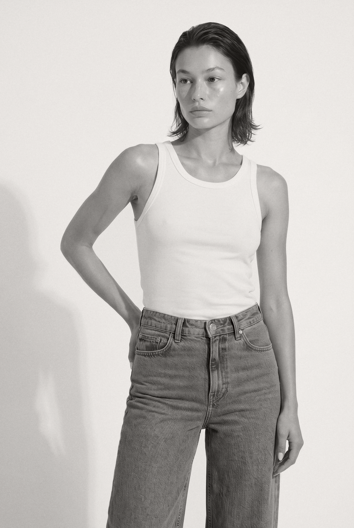Sara High Loose Stone Vintage - editorial bw