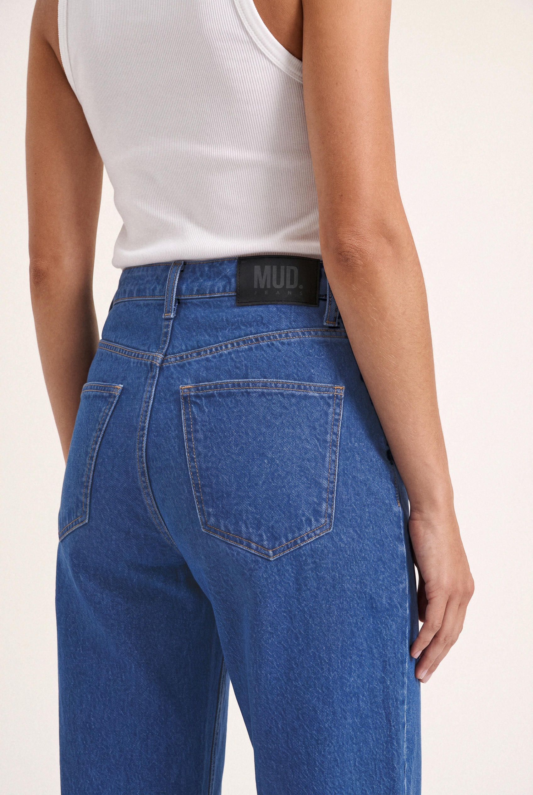 Kyra Mid Loose Sky Aged – back pocket and waist detail